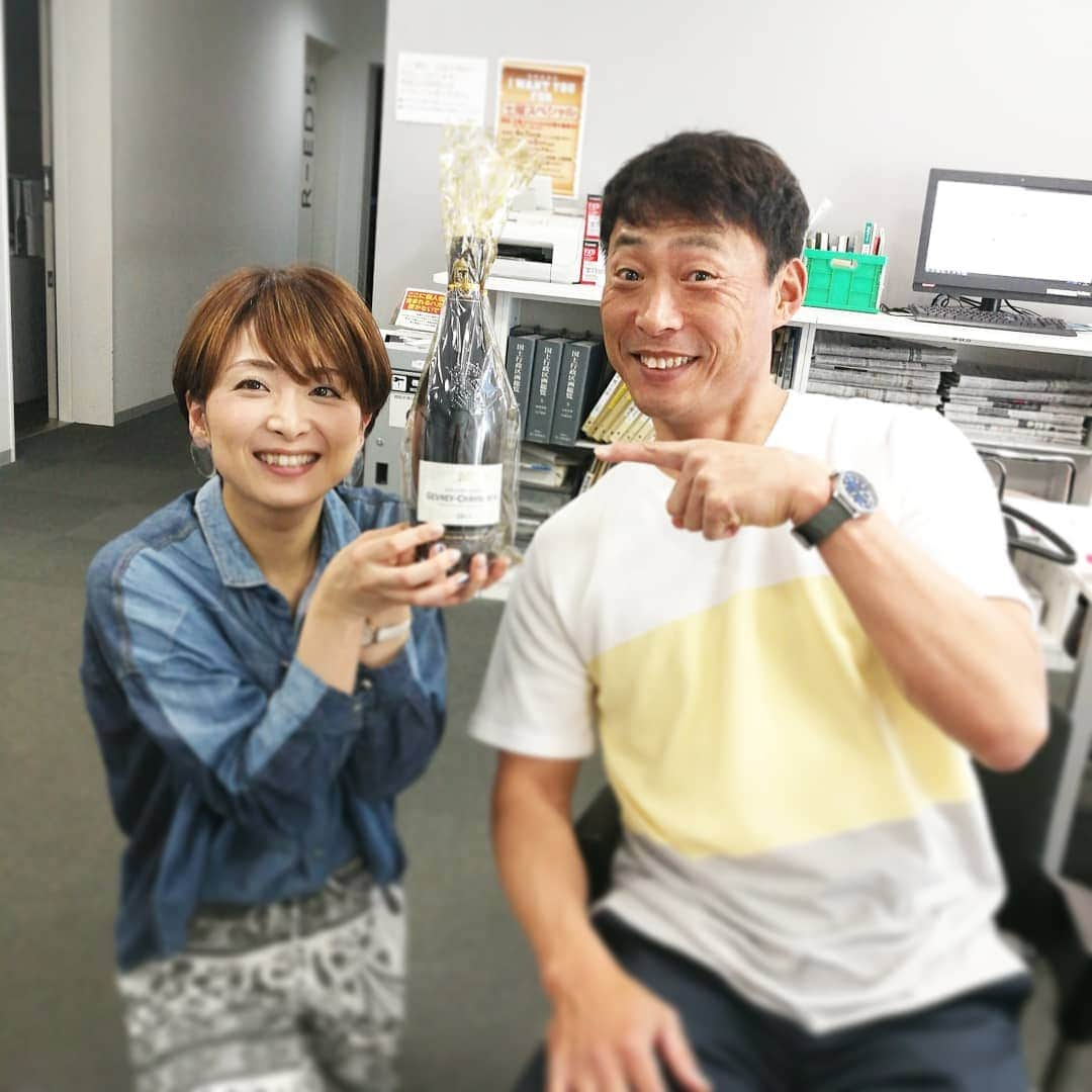 林智美 さんのインスタグラム写真 - (林智美 Instagram)「ひーやんに、 誕生日プレゼント頂きました🎁 嬉しい😭ありがとうございます！ 乾杯祭りじゃー🍸✨🍸 * #サクサク土曜日 #サクサク土曜日中邨雄二です #桧山進次郎 #ABCラジオ #朝日放送 #ラジオ #radio #ラジオdj #生放送 #誕生日 #プレゼント #乾杯🍻 #🍷」5月4日 10時57分 - h_tomomi_i