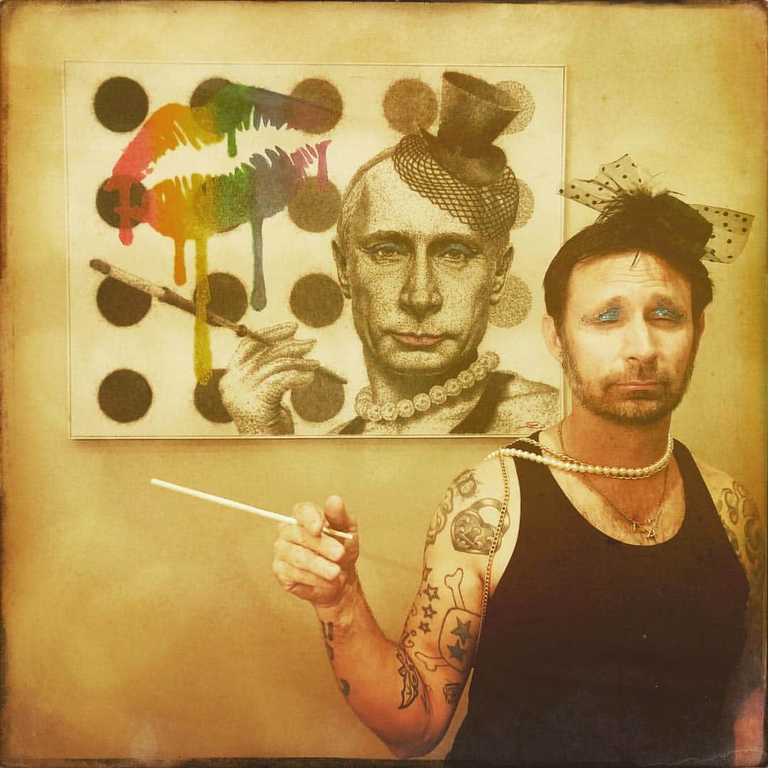 トレ・クールのインスタグラム：「Happy Birthday @mikedirnt (MAY 4th) it’s been a fun time frolicking around this planet with you all these years! Let’s keep flying that freak flag proudly 🦸‍♂️ ***painting courtesy of @nicholasdamianschleif #maythefourthbewithyou #putinontheritz」