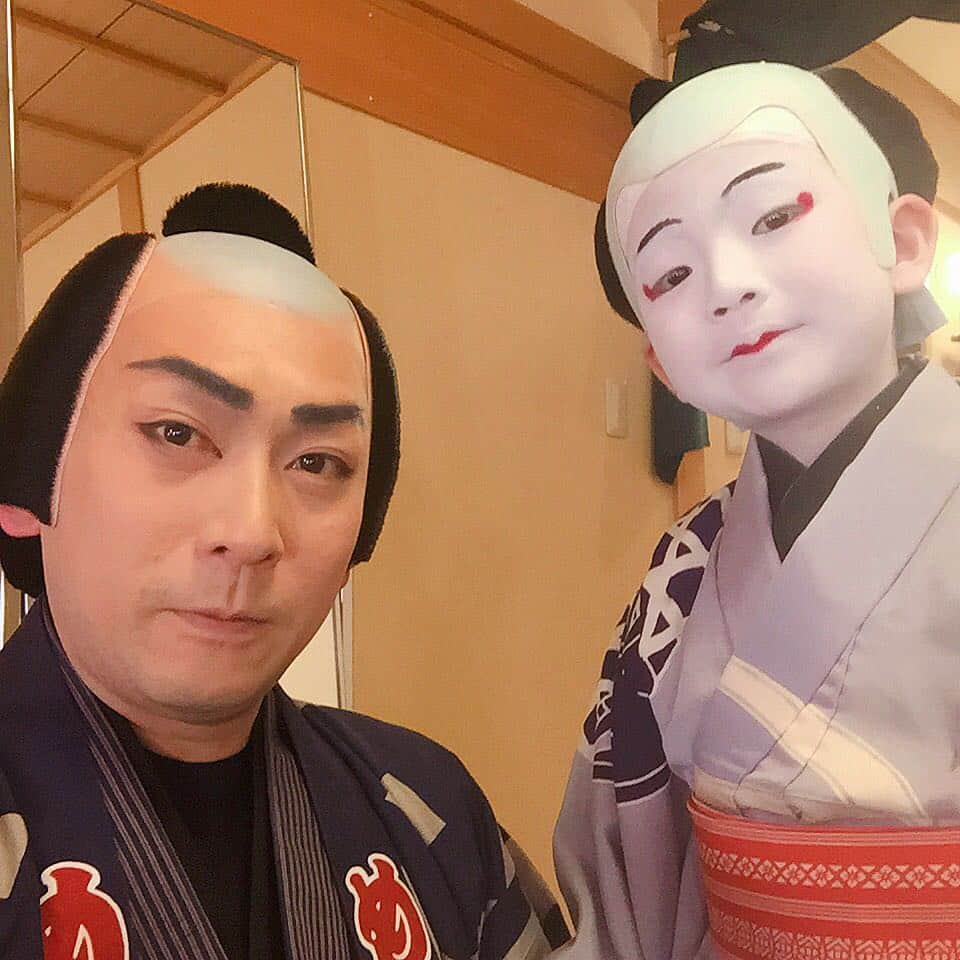 坂東亀三郎さんのインスタグラム写真 - (坂東亀三郎Instagram)「時の流れは悲喜交々。  1枚目 2019年5月3日 2枚目 2015年5月25日  倅が真っ直ぐに成長しくれていて有難いし嬉しい、家内や弟子達に大感謝！  そして僕がブクブクと成長していて悲しさしかない、家内の手料理に感謝w . . #歌舞伎 #音羽屋 #歌舞伎役者 #亀三郎 #坂東亀三郎 #六代目 #彦三郎 #坂東彦三郎 #九代目 #歌舞伎部 #otowayabando #親バカ部 #倅マン #えみふる コメントはお気軽に📝  2枚目の顔。 彼なりの精一杯のカメラ用の笑顔。」5月4日 10時59分 - otowayabando