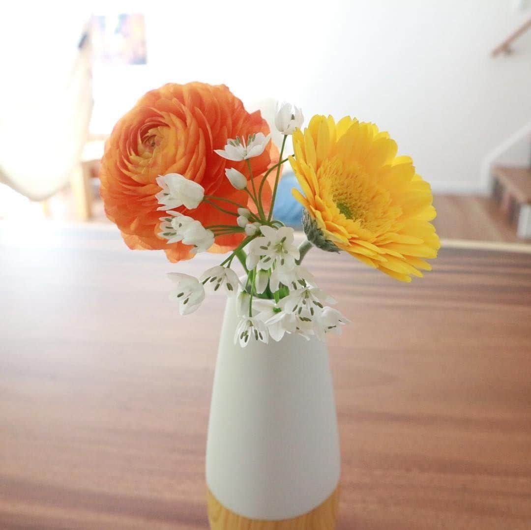 Bloomee LIFEさんのインスタグラム写真 - (Bloomee LIFEInstagram)「・⠀ 花瓶はニトリのもの☝️⠀ ちょうど最近購入したので⠀ 入れてみました💐⠀ お花はガーベラ(黄色)⠀ ラナンキュラス(オレンジ)⠀ アリウム・コワニー(ホワイト)⠀ の3種類✨⠀ ・⠀ オレンジや黄色のビタミンカラーなので⠀ 玄関に飾ろうかな❣️⠀ ・⠀ Special Thanks Photo by⠀⠀ @chiichan.no.ie⠀ ・⠀ 現在母の日に向けて、🇬🇧Cath Kidston🇬🇧と母の日キャンペーンを開催中💐⠀ 今登録するとCath Kidstonデザインの期間限定パッケージでBloomee LIFEのお花が届くかも？！⠀ ・⠀ また、豪華プレゼントが当たる投稿キャンペーンも実施中🎉⠀ --- ありがとうの気持ちを、お花のお便りで。 ---⠀ Bloomee LIFEではお母さんへのありがとうの気持ちを「お花のお便り＝#ママラブレター 」でお届けします💌⠀ 素敵な#ママラブレター をご投稿してくださった方の中から抽選で⠀ 【合計100本のカーネーションブーケ🌹】をペア5組10名様にプレゼント🎁⠀ ・⠀ 詳しくは下記をチェック👌⠀ ↓↓↓⠀ ・⠀ 💓母の日を想う全ての人に感動を💓⠀ 5月12日は母の日。⠀ Bloomee LIFEは、あなたの大切なお母さんへの想いを「お花のお便り」でお運びします💐⠀ ・⠀ ■プレゼント：投稿キャンペーンに参加した方の中から抽選で、ペア5組10名様に【合計100本のカーネーションブーケ🌹】をプレゼント！⠀ ペアで貰えるからお母さんと2人でお花を楽しむことができます☺️⠀ ■参加方法：⠀ ①@bloomeelife をフォロー⠀ ②赤いカーネーションの画像 または Cath Kidston母の日限定ボックスの画像を用意⠀ ③#ママラブレター #bloomeelife を付けてテーマに沿ったエピソードを投稿⠀ ■投稿テーマ：投稿テーマは期間によって異なります👌⠀ 第1弾：《4/12-4/22》普段伝えられないお母さんへの感謝の気持ち⠀ 第2弾：《4/23-5/2》お母さんの好きなところ⠀ 第3弾：《5/3-12》お母さんと一緒にしたいこと⠀ ・⠀ 当選者の方にはbloomee LIFE 公式アカウントよりDMにてご連絡させていただきます💌⠀ ・⠀ #bloomeelife#ブルーミーライフ#キャスキッドソン#母の日#母の日プレゼント#カーネーション#母の日ギフト#花のある生活#花好きな人と繋がりたい#おうち時間#花部#花写真#花のあるくらし#花のある暮らし#花が好き#花を飾る#暮らし#暮らしを楽しむ#日々の暮らし#お花のある暮らし#マイホーム#ビタミンカラー#ニトリ#花瓶#シンプルな暮らし#ラナンキュラス #ガーベラ#フラワーベース」5月4日 11時00分 - bloomee