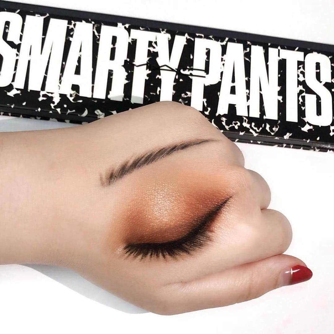 M·A·C Cosmetics Hong Kongさんのインスタグラム写真 - (M·A·C Cosmetics Hong KongInstagram)「踏入五月，亦即係代表大家最愛嘅夏天正式來臨啦☀！ 係時候換上Juicy又甜美嘅🍫巧克力橘棕色清新眼妝迎接陽光夏日，只需要一盒#SmartyPants 眼影盤就做得到啦！ Product mentioned: #MACGirls Palette in #SmartyPants - HK$445 #MACHongKong Regram: @_chamvicky  The month of MAY = It’s officially SUMMER! Freshen up your summer look with JUICY peach & DELICIOUS chocolate brown eye makeup with #SmartyPants Palette! #着迷眼妝 #MAC自然眼妝」5月4日 11時00分 - maccosmeticshk