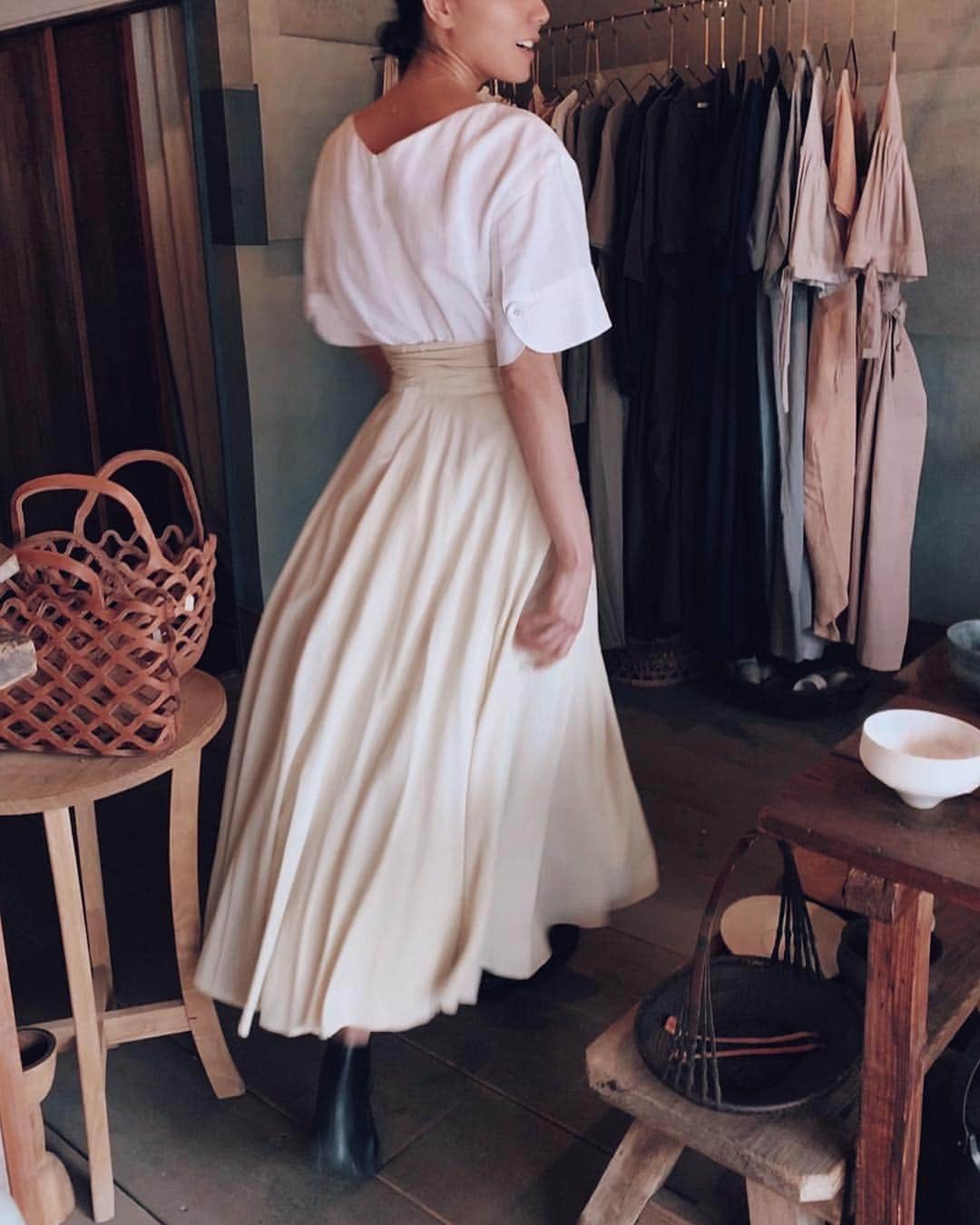 のインスタグラム：「京都最終日に出逢えた美しいお店🌿 @stardust_kana . . そこで衝撃的にシルエットが美しかった LAの @black_crane に一目惚れしてしまい 東京に連れて帰ることにしました🌿 . . 基本的にはミニマリズムなので、 持っている服や靴や食器など全ての存在してくれてる身の回りのものには、 トキメキ💫(手にとったときに気分が上がるかどうか)や 愛情💞があるものを大事に出来るだけ長く使っていきたいという思いが強いので、 . .  多分使うかも〜という感覚では決して物を購入したりはしません😉 そのため、 仮に気に入ってたとしても . . . “本当にこれ使う🙄？” . “ずっと飽きずに大切に長いつかう？🤔” . . って自問自答してしまうと 結局そこまでの気持ちには至らず 買わないことが多いです😅 . . 友人からは洋服を沢山持ってるイメージと言われますが、 結構な割合で同じ服を何日間も着てたりします😅🤭 . だからこそ 衝撃的に洋服を買わないし物が増えないんです😉🙌🏻 . . そういった意味で今回出逢えたスカートは 私の宝物になりました💓 . . 自分が選択した物を出来るだけ大事に自分の意識が全てのものに乗せれる物だけを持つようになってから、 自分の中で何が好きなのか、 何を大切にしてるのか、 物に限らず人に対しても気持ちの整理ができるようになった気がします . 物の整理は心の整理(自分を知ること)だなってつくづく思う今日この頃です😊💭 . .  #kyoto #stardust #organicshop #minimalist #minimalism #gallery #cafe #lawcake #chai #blackcrane #sundaymood #goodmorning #beautifuldetails #ootd #skirt #ceramicshop #simplelife」