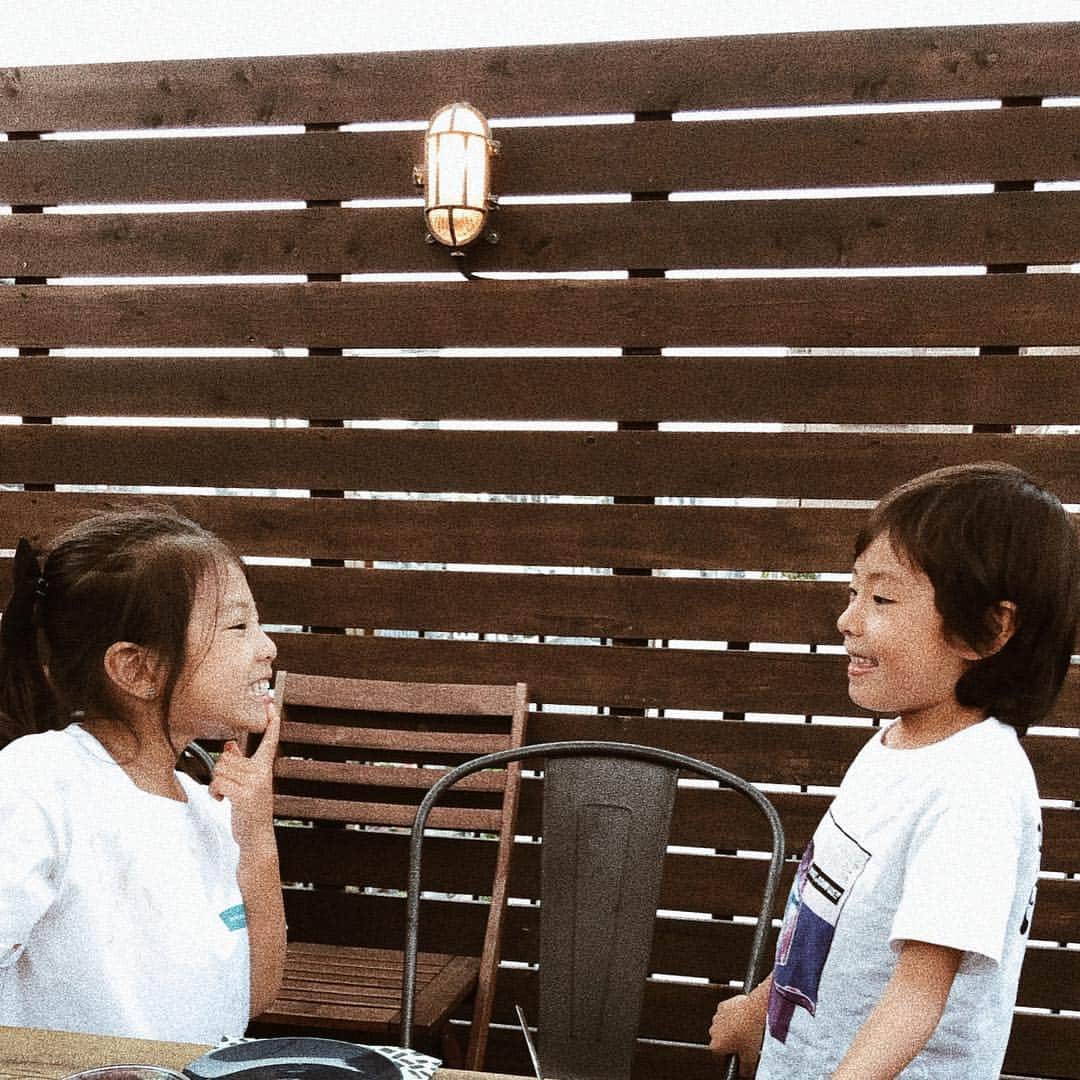 青木大輔さんのインスタグラム写真 - (青木大輔Instagram)「テラスでBBQ🍖 子供たちが騒ぎまくっても 全然OKで😂楽しかった！ … #家族#笑顔#家族ごはん#テラスバーベキュー#よく笑った」5月4日 11時08分 - daisukeaoki_tiechel