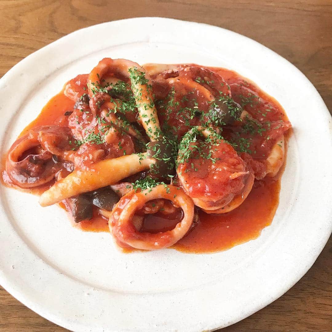 櫛引彩香のインスタグラム：「イカとしめじトマト煮🍅 簡単で美味しかった。 今日の朝ごはん兼昼ごはん。 #イカとトマト  #おうちごはん  #自炊  #ひとりごはん  #ビキコのごはん」