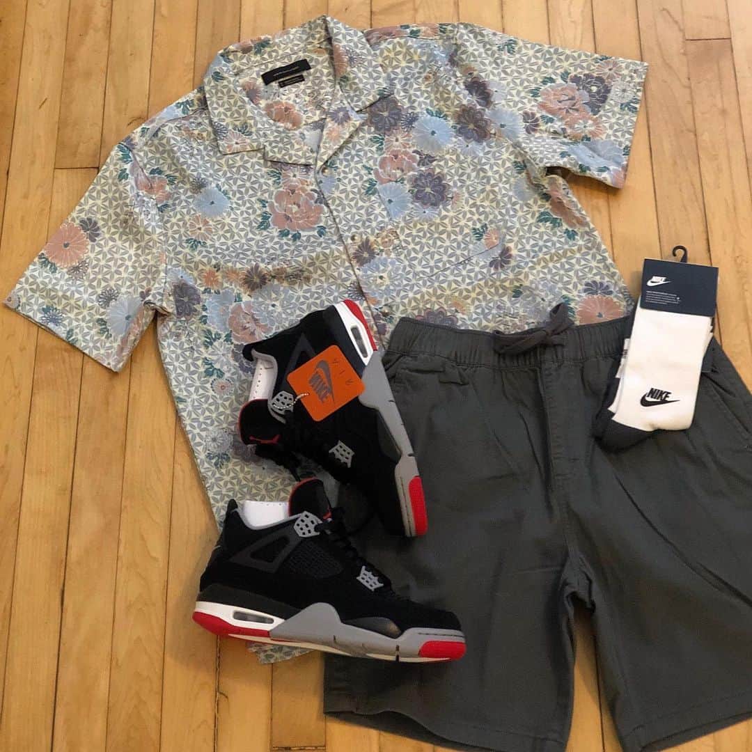 Mr. Tyさんのインスタグラム写真 - (Mr. TyInstagram)「🌺 Hawaiian Sophie is that you? 🌺 Hawaiian shirt and black IVs is mandatory. Thanks @urbanoutfittersmens for getting me right. Links to the shirt and shorts in my story. #ijustlikeshoes #theshoegame #soxy #nikesocks #complexkicks #bred4 #jordandepot #jordansdaily #jordan4 #nikeair #aj4 #airjordan4 #airjordan #jumpman #outfitarchitecture #hawaiiansophie」5月4日 11時11分 - regularolty