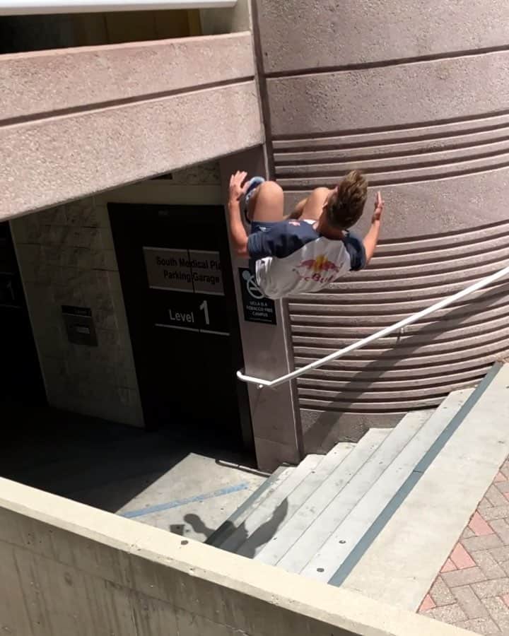 のインスタグラム：「Why walk down the stairs when you can flip? 🏃‍♂️: @pashatheboss 📽: @erik3run  #freerunning #parkour #running #losangeles #flip #slowmo」