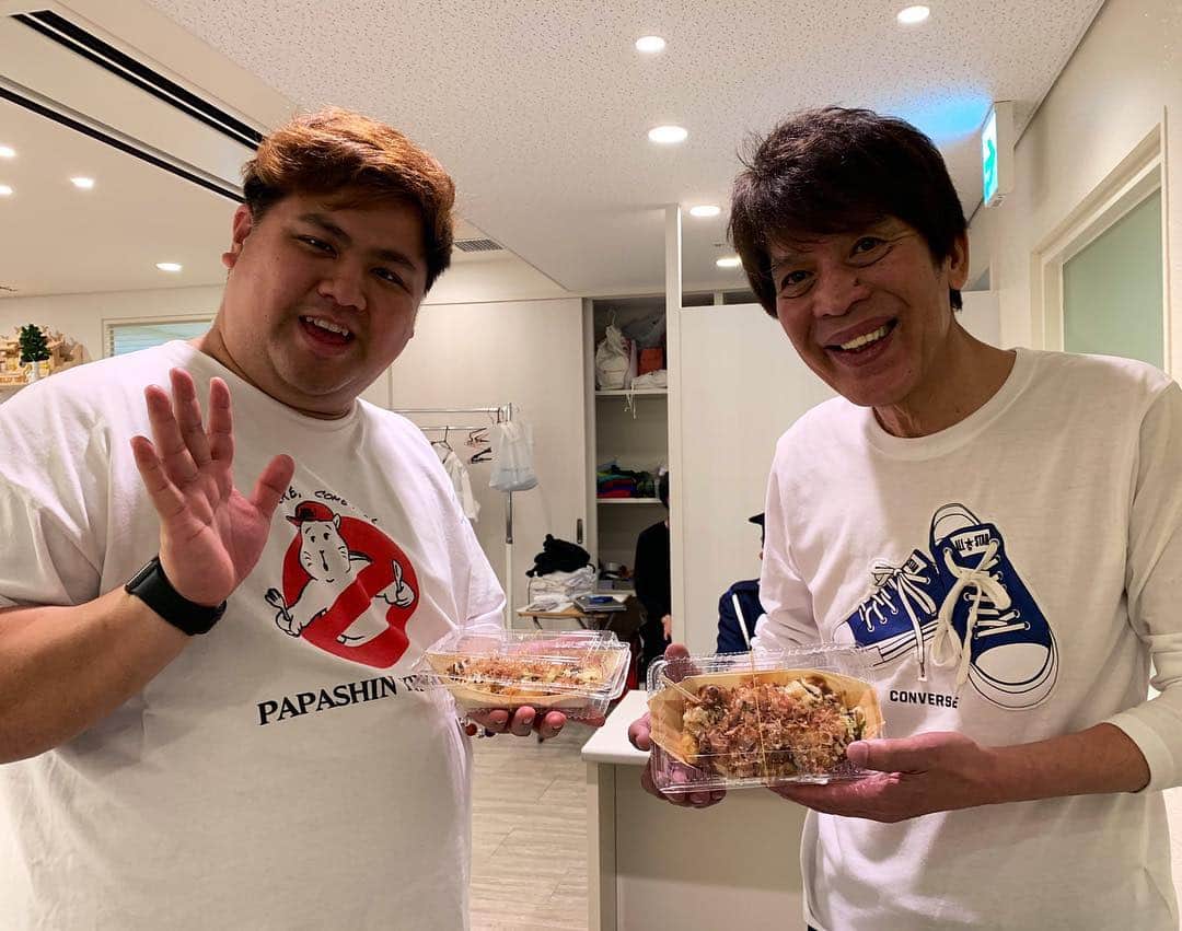 池田真一のインスタグラム：「たこ焼きブ  大木こだま師匠にたこ焼き出前させて頂きました！ めちゃくちゃ美味い頂きました！  今日も11時〜やってます！」