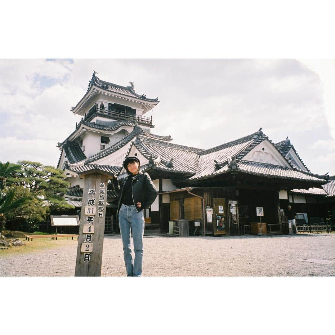 芳根京子さんのインスタグラム写真 - (芳根京子Instagram)「いってまいりました☺︎ #film #高知城  #旅の思い出  #時差 #バレる」5月4日 11時25分 - yoshinekyoko