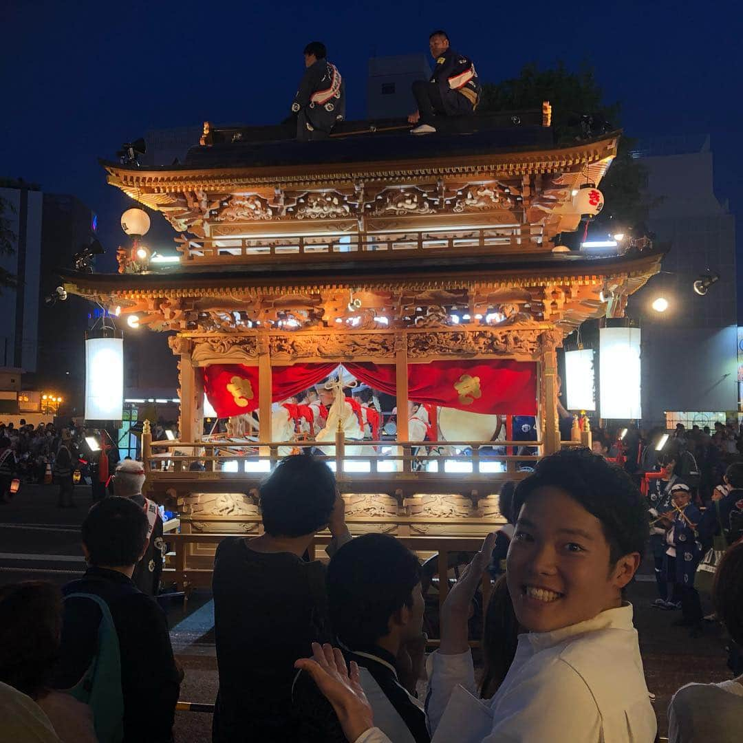 松下翔太郎さんのインスタグラム写真 - (松下翔太郎Instagram)「昨日は、令和になって初めての開催を迎えた浜松まつりの様子を生中継でお伝えしました！ 初めて行きましたが、とにかく熱いお祭りでした🔥 御殿屋台、練り、どれも大迫力で見応えがありました😊 特に夜になってライトアップされた御殿屋台！ 彫刻がより一層美しく見えて、もっとじっくり見たかったなあと... 「令和」という新しい時代が始まりましたが、 素晴らしい伝統はこの先もずっと残って欲しいですね♪ 新時代が、平和で楽しく明るい日々になりますように！ #テレビ静岡#テレしず#livenewsitshizuoka  #浜松まつり#凧揚げ#御殿屋台 #令和#も#きっといい時代に！ #今日は大阪でバレーの取材 #東レ#vs#早稲田大学#勝ってベスト4に！」5月4日 11時39分 - shotaro_matsushita_