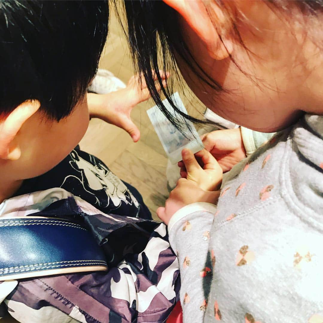 海保知里さんのインスタグラム写真 - (海保知里Instagram)「ランドセル選び！年子育児は常に慌ただしい💦 #ランドセル選び #記念にポラロイド撮影 #海保知里」5月4日 11時32分 - chisato_kaiho
