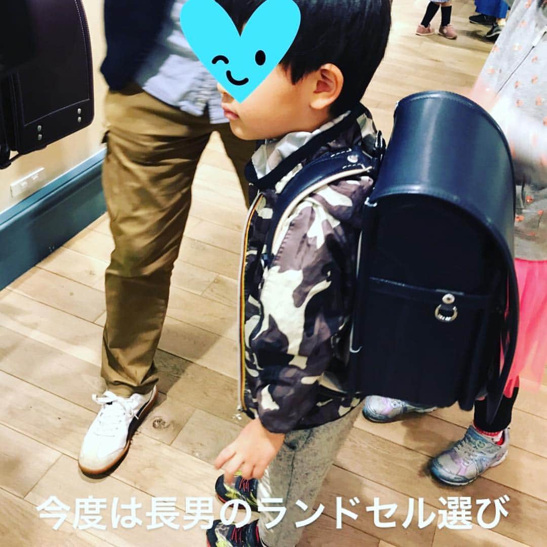 海保知里さんのインスタグラム写真 - (海保知里Instagram)「ランドセル選び！年子育児は常に慌ただしい💦 #ランドセル選び #記念にポラロイド撮影 #海保知里」5月4日 11時32分 - chisato_kaiho