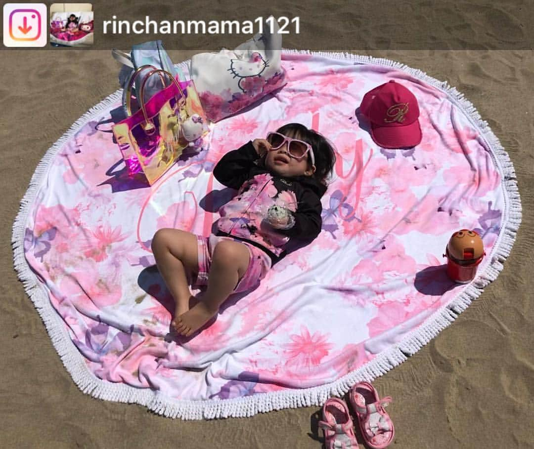 Radyさんのインスタグラム写真 - (RadyInstagram)「. happy🌈GW🍹🌺 かわいすぎのおませちゃんです〜🥺💜💜 . . #Repost from @rinchanmama1121. GW満喫♡♡♡ 初♡海デビュー(´▽`o)ﾉﾞ♪  #Rady #ちびRady #おませちゃん #トロピカルフラワー #GW12連休 #現実逃避 #日焼け止めぬりぬり #Rady好きさんと繋がりたい」5月4日 11時44分 - radychan_no_insta