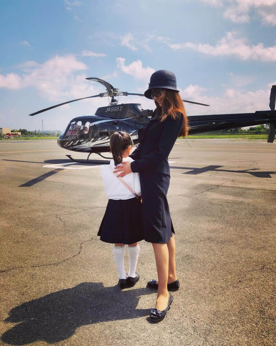 神田うのさんのインスタグラム写真 - (神田うのInstagram)「正装して家族旅行🚁 久々に紺のスーツ着ました（笑） #お天気に恵まれてよかった#東京ヘリポート#家族旅行#gw#ゴールデンウィーク#空の旅#ヘリコプター#正装 でも足元は#ペタンコシューズ#久々の#紺スーツ#helicopter#青空#お空#晴天#bluesky#神田うの#unokanda」5月4日 11時51分 - unokandaofficial