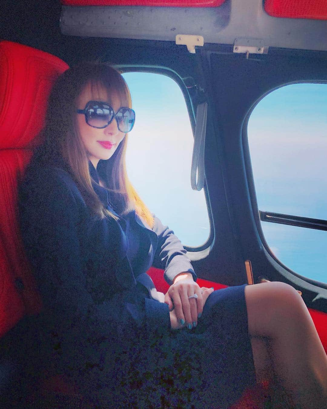 神田うのさんのインスタグラム写真 - (神田うのInstagram)「正装して家族旅行🚁 久々に紺のスーツ着ました（笑） #お天気に恵まれてよかった#東京ヘリポート#家族旅行#gw#ゴールデンウィーク#空の旅#ヘリコプター#正装 でも足元は#ペタンコシューズ#久々の#紺スーツ#helicopter#青空#お空#晴天#bluesky#神田うの#unokanda」5月4日 11時51分 - unokandaofficial