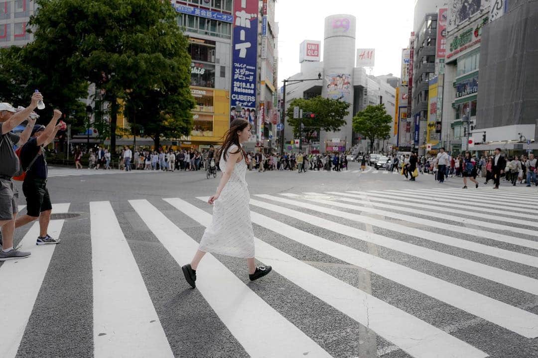 浜田翔子さんのインスタグラム写真 - (浜田翔子Instagram)「GWもあとすこし？😌昨日は #渋谷 人大量だった。 早歩きの人。 #109 ロゴ新しい。 📷 @kamiiisaka」5月4日 12時05分 - shoko_hamada