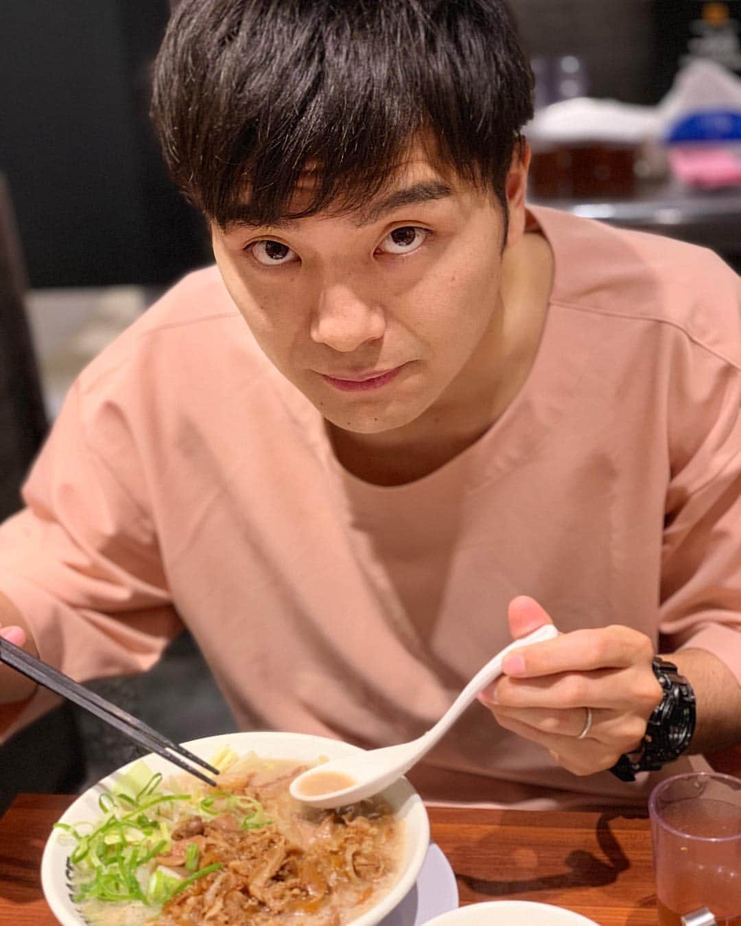 池田真一のインスタグラム：「令和喜多みな実の喜多の方とお昼ご飯！ ずっと北の方見ながらご飯食べてました！すみません！嘘です！ お疲れ様です！」