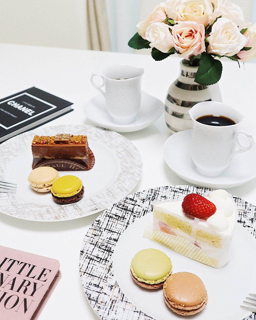 吉田理紗さんのインスタグラム写真 - (吉田理紗Instagram)「この間珍しくケーキを食べました🍰♥️ 普段は和菓子派だけど たまに食べるとすごーく美味しい🥰 お皿は @sweets__nano の手作りなの💗 ツイード柄が可愛くて本当にお気に入り💗 #jeanpaulhevin #kihachi #maisen #macaron #ジャンポールエヴァン #キハチ #マカロン #マイセン #おうちカフェ #ケーキ」5月4日 11時59分 - yoshirisaa