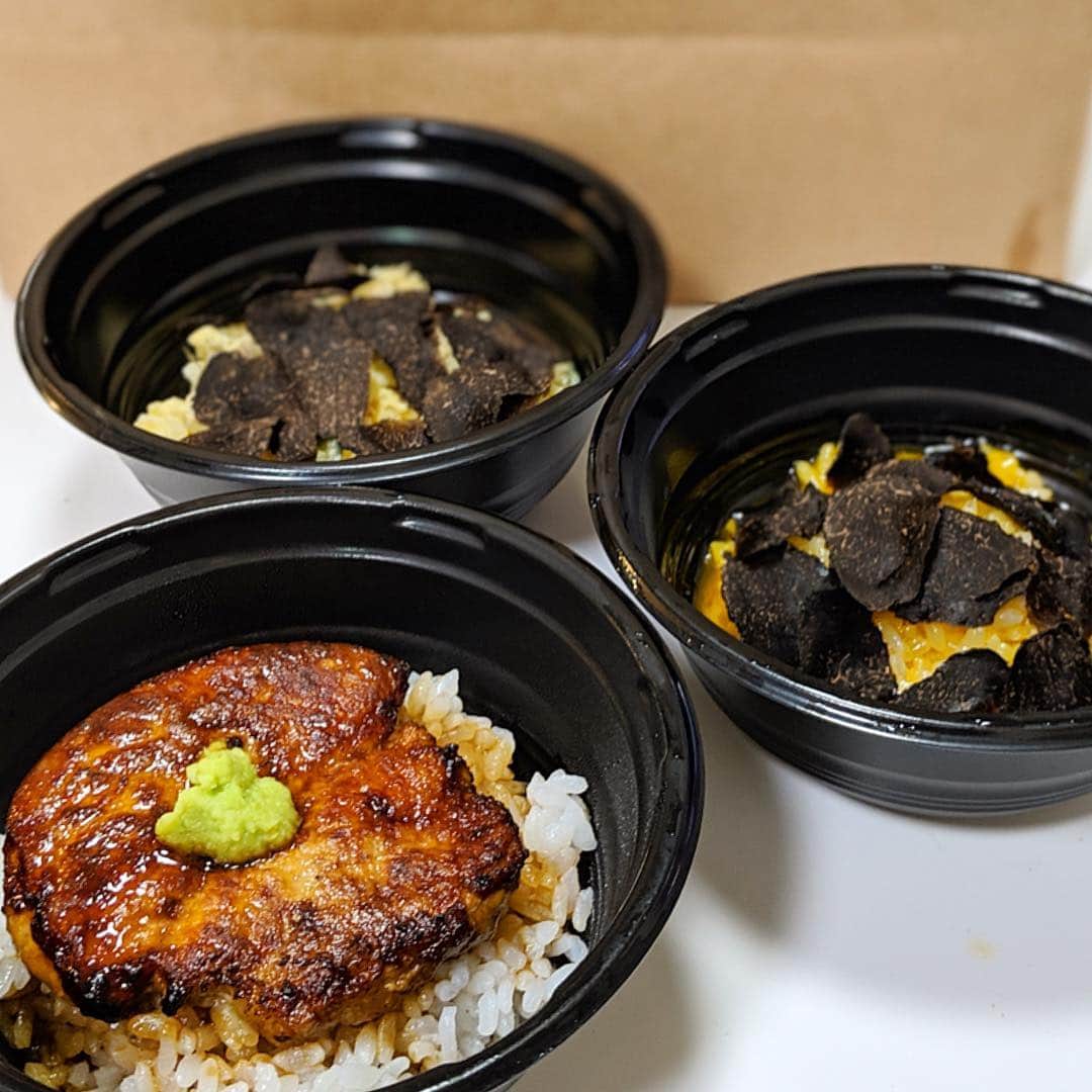のインスタグラム：「名物トリュフ卵かけご飯🍚💓 フォアグラ丼、トリュフポテトサラダ🤤✨ 麻布十番『#十番右京 』 ・ トリュフやフォアグラなど高級食材を使った メニューが多く惹かれるお店🙈🌸 今回はubereats導入されてるから、頼んでみた😆！ ・ フォアグラはとろっとろ濃厚で甘ダレでもご飯進む😋🍚🍚 名物のトリュフ卵かけご飯は トリュフの香りを引き立ててくれる 卵かけご飯！食感もいいアクセント(*^^*) フードデリバリーでトリュフが届くなんて贅沢😂🌸 ・ #ubereats #フードデリバリー #トリュフ #フォアグラ #右京 #めぐログ_麻布十番 #麻布十番グルメ #東京グルメ #instagood #pixelで撮影」