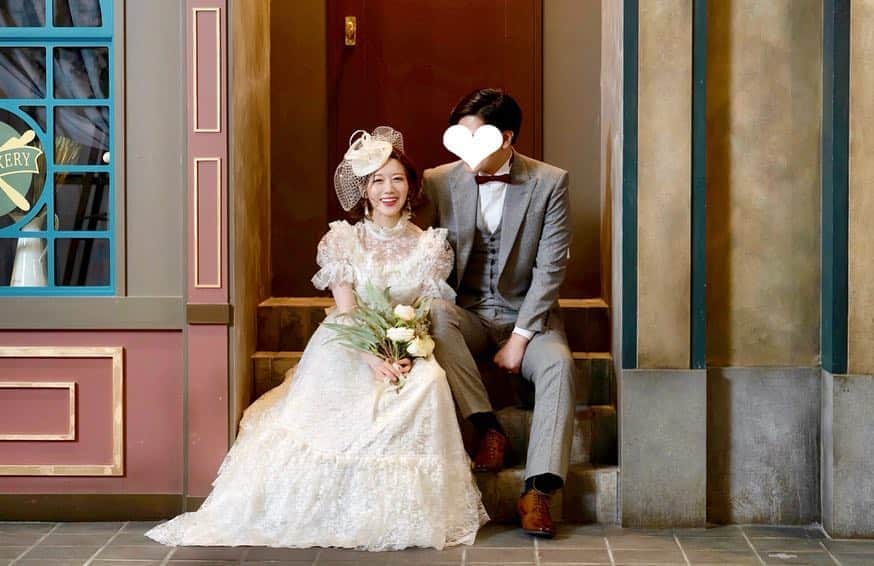 佐藤瀬奈さんのインスタグラム写真 - (佐藤瀬奈Instagram)「結婚生活も4年目に突入💐 今更ですが、ウェディングフォトを撮りました👰💍⠀ ⠀ ドレスは母が自分の結婚式で着ていたもの💐 アンティークなデザインですごく好み…♡⠀ ⠀ 40年近くも大切にとってあったこのドレスを、いつか着られる日が来るといいな…✨ と昔から思ってはいたものの、結婚式をしたい欲が無い私はここまで着る機会がなく。笑⠀ ⠀ でも家族は晴れ姿を見たいとずっと言ってくれていたので、孝行の意味も込めて撮ることにしました👰🤵⠀ ⠀ 撮影はオシャレな韓国風フォトが撮れるルミナス東京 @studio_luminous_tokyo  で♡⠀ ⠀ もう可愛すぎるセットに終始トキメキっぱなし😍 スタッフさん達が楽しい雰囲気をつくって下さったおかげで、笑顔が絶えない楽しい撮影ができました💕⠀ ⠀ このドレスでは4つのシーンで撮影したんだけど、1〜5枚目の本棚のシーンと街並みのシーンが特にお気に入り🥰 6.7枚目のアンティークな空間もドレスとマッチしてるなと思って選びました✨ ⠀  もう1着スタジオのドレスでも撮影したので、そちらもまた載せたいと思います☺️ ・ ・ ・ #ウェディングフォト #ルミナス東京」5月4日 12時00分 - senapuu