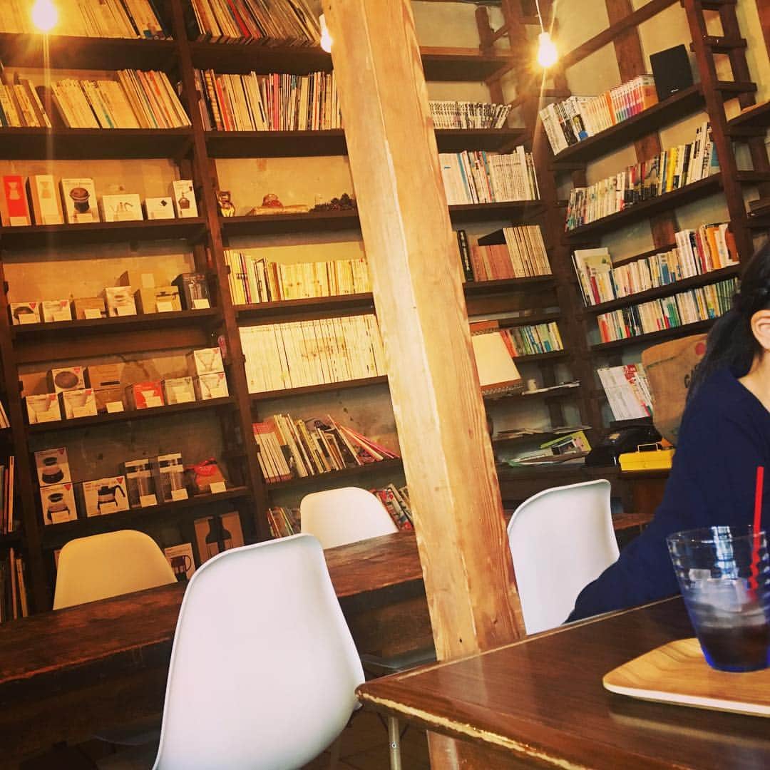 川江美奈子さんのインスタグラム写真 - (川江美奈子Instagram)「朝、善光寺さんへ行ってきました。 暑い〜半袖がよかったよ〜喉かわいたよ〜と言う子供たちの手を引っぱり引っぱり、緩やかな坂をのぼって。 帰り道に本がたくさんの素敵なカフェがあってひと休み。クリープハイプさんの音楽が流れているお店でした。  #長野 #善光寺 #zenkouji」5月4日 12時00分 - minakokawae