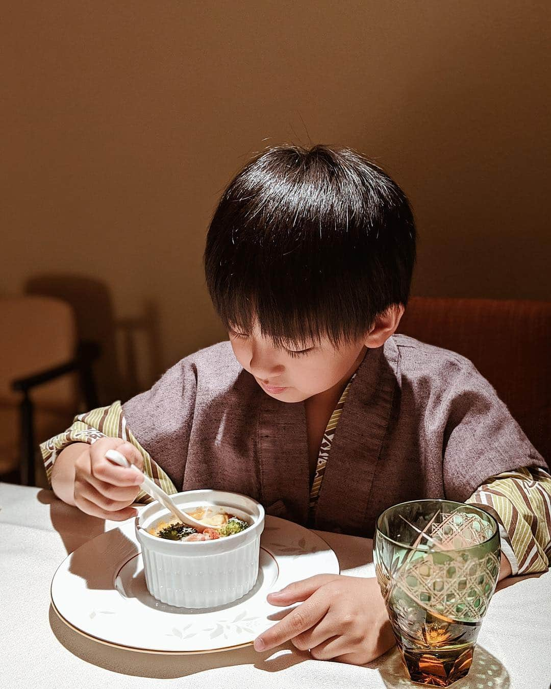 孫きょうさんのインスタグラム写真 - (孫きょうInstagram)「お部屋も素敵で、夕飯のフレンチも朝食の和食も美味しくて、完璧なおもてなし🙏🏻🍶♨️次はヴィラの部屋に泊まってみたいな〜🥺﻿ ﻿ 📍ABBA RESORT IZU 坐漁荘 子供宿泊NGの日程もあるみたいなので予約時は問い合わせてみてね✨﻿でも子供にも優しくて夕飯はお子様メニューからあんちゃんのご飯やおかわり用を追加で作って頂いたり、お金を入れずに出てくるハーゲンダッツ食べ放題の自販機にテンションあげ👦🏻✌🏼夕飯美味しすぎて神にありがとうのポーズも出ました🤣﻿ ﻿ あんちゃん初浴衣はすぐ脱ぎ捨てて大変だった。笑」5月4日 12時01分 - sonkyou1013