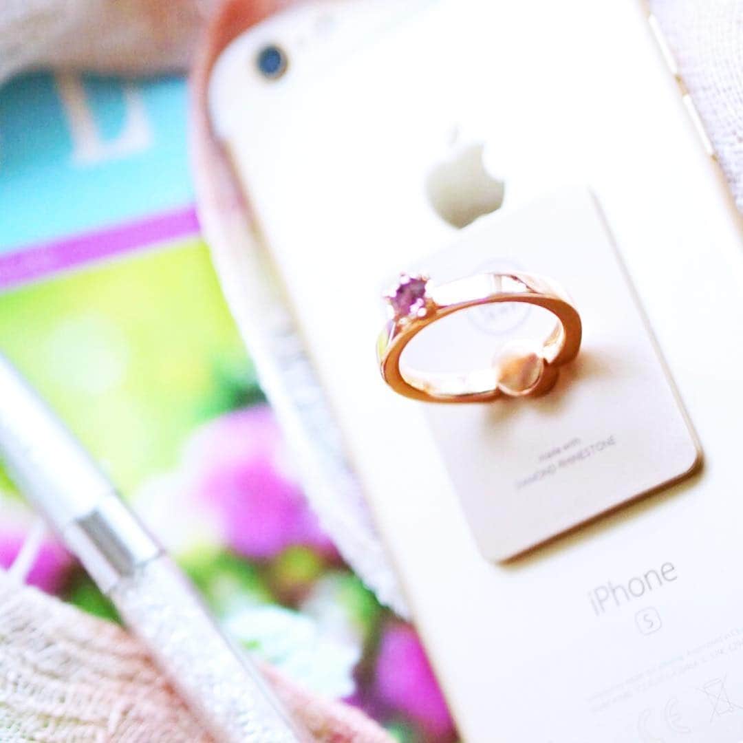 amiさんのインスタグラム写真 - (amiInstagram)「． Cute smartphone ring ． とっても可愛いスマホリング SMART JEWELを見つけました♥️ ． @smartjewel.jp @diamond_rhinestone ． 指輪のようにも見えますが これをつけていると スマホを持ちやすいし 便利なんです💍💕 ． 最近スマホを落としてしまい 修理に出したこともあり こんなの探してたー♡ ． 誕生石が選べたり リングの部分も種類が 豊富なのでおススメです💍❤️ ． ． 楽天市場店「SECRET STORE」が 5月半ばにOPENします♡ リング以外にもケースなどの 商品もリリースとのこと♡ ． 楽しみ楽しみ❤️ ． ． #スマホリング#smartjewel#スマートジュエル#diamondrhinestone#ダイヤモンドラインストーン#smartjewelで検索#スマホ#スマホアクセ#リング#愛用中 ． ．、」5月4日 12時01分 - amikuma1219