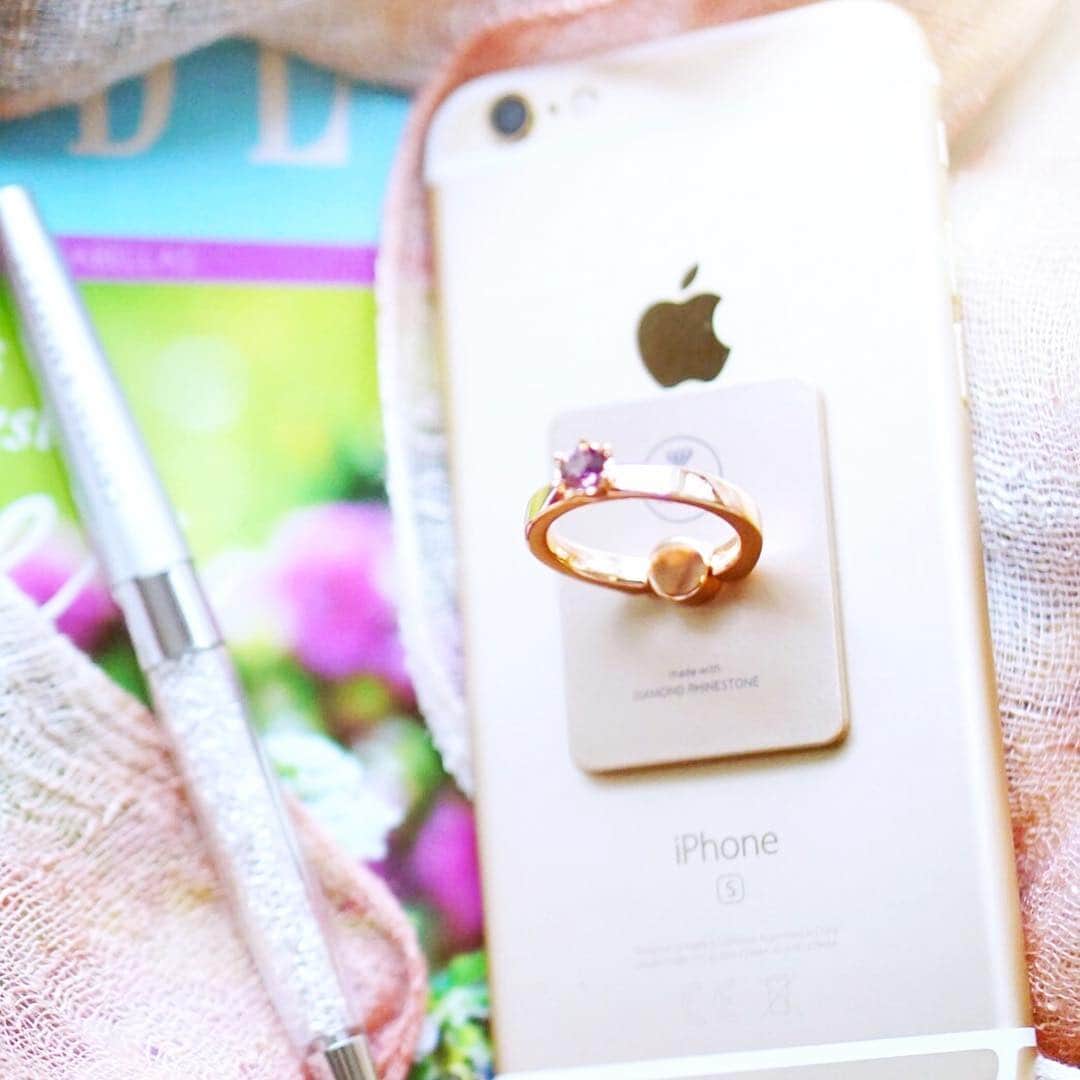 amiさんのインスタグラム写真 - (amiInstagram)「． Cute smartphone ring ． とっても可愛いスマホリング SMART JEWELを見つけました♥️ ． @smartjewel.jp @diamond_rhinestone ． 指輪のようにも見えますが これをつけていると スマホを持ちやすいし 便利なんです💍💕 ． 最近スマホを落としてしまい 修理に出したこともあり こんなの探してたー♡ ． 誕生石が選べたり リングの部分も種類が 豊富なのでおススメです💍❤️ ． ． 楽天市場店「SECRET STORE」が 5月半ばにOPENします♡ リング以外にもケースなどの 商品もリリースとのこと♡ ． 楽しみ楽しみ❤️ ． ． #スマホリング#smartjewel#スマートジュエル#diamondrhinestone#ダイヤモンドラインストーン#smartjewelで検索#スマホ#スマホアクセ#リング#愛用中 ． ．、」5月4日 12時01分 - amikuma1219