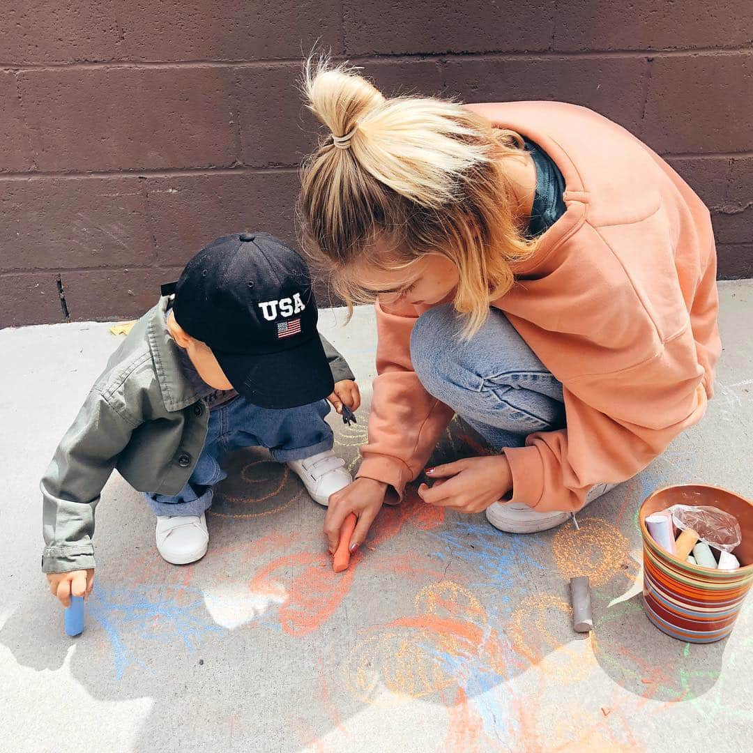 ステファニー・ミチョヴァのインスタグラム：「새로운 챕터 ! 💞NEW CHAPTER ❤️ We had an awesome fun Yard Sale & BBQ at our house because our roommate era is coming to an end. 😭 🏠 feeling so nostalgic 😭 @jackiefromspace @mandajac」