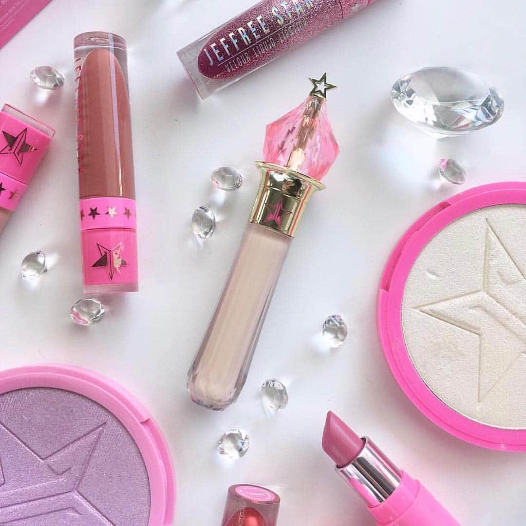 Jeffree Star Cosmeticsさんのインスタグラム写真 - (Jeffree Star CosmeticsInstagram)「LAY IT ALL OUT ✨✨ This #JSCCollection by @thebeautysquares showcases our #MagicStarConcealer, #SkinFrost, #LipAmmunition and our always adored #VelourLiquidLipstick 💄💄 #jeffreestarcosmetics #concealer #magicstar」5月4日 12時04分 - jeffreestarcosmetics