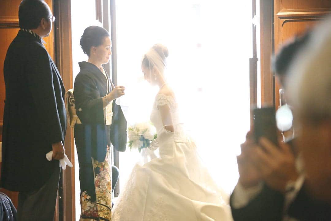黒田麻理耶さんのインスタグラム写真 - (黒田麻理耶Instagram)「. 最後の投稿👰❤️🤵 . 2年前、GWの真っ只中に時間を作ってくれて 披露宴に来てくれた大好きなお友達☺️💓 本当に本当にありがとう😌 . あまりにもみんなが綺麗で華やか過ぎて 新郎側の参列者は見惚れていたようです😍❤️ . #結婚記念日  #5月3日  #結婚式の思い出 #アンダーズ東京  #アンダーズウェディング #ウェディングフォト  #たくまりウェディング #ブライダリウムミュー  #ウェディングドレス #AndazTokyo  #weddingphoto #weddinganniversary  #weddingdress」5月4日 12時05分 - mariya_kuroda