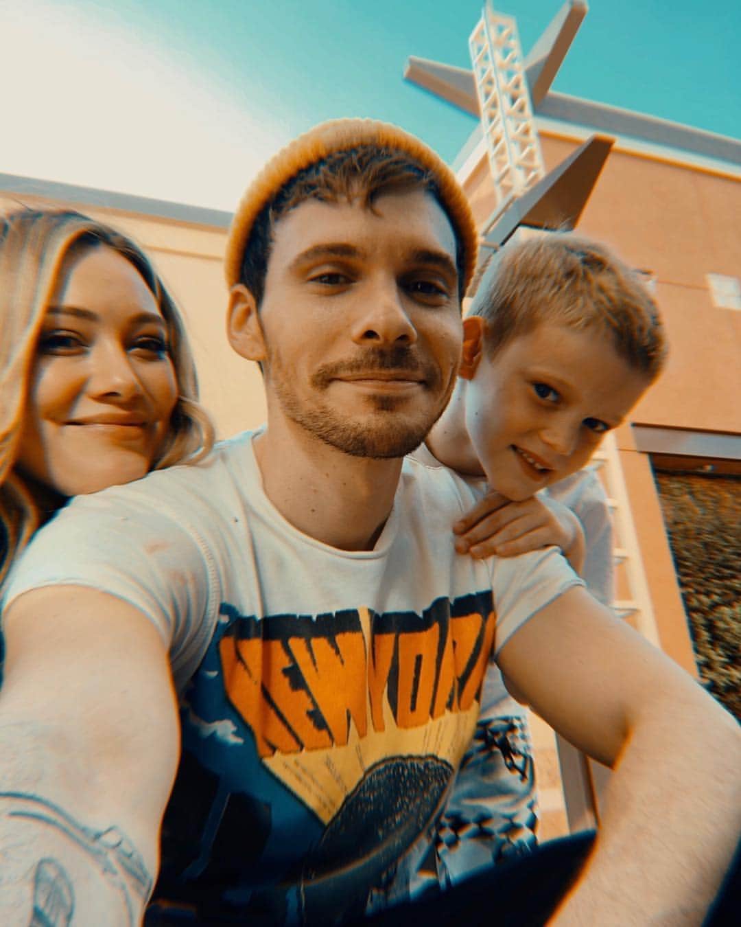 のインスタグラム：「Game Of Thrones break to visit the family. So great seeing you guys!」