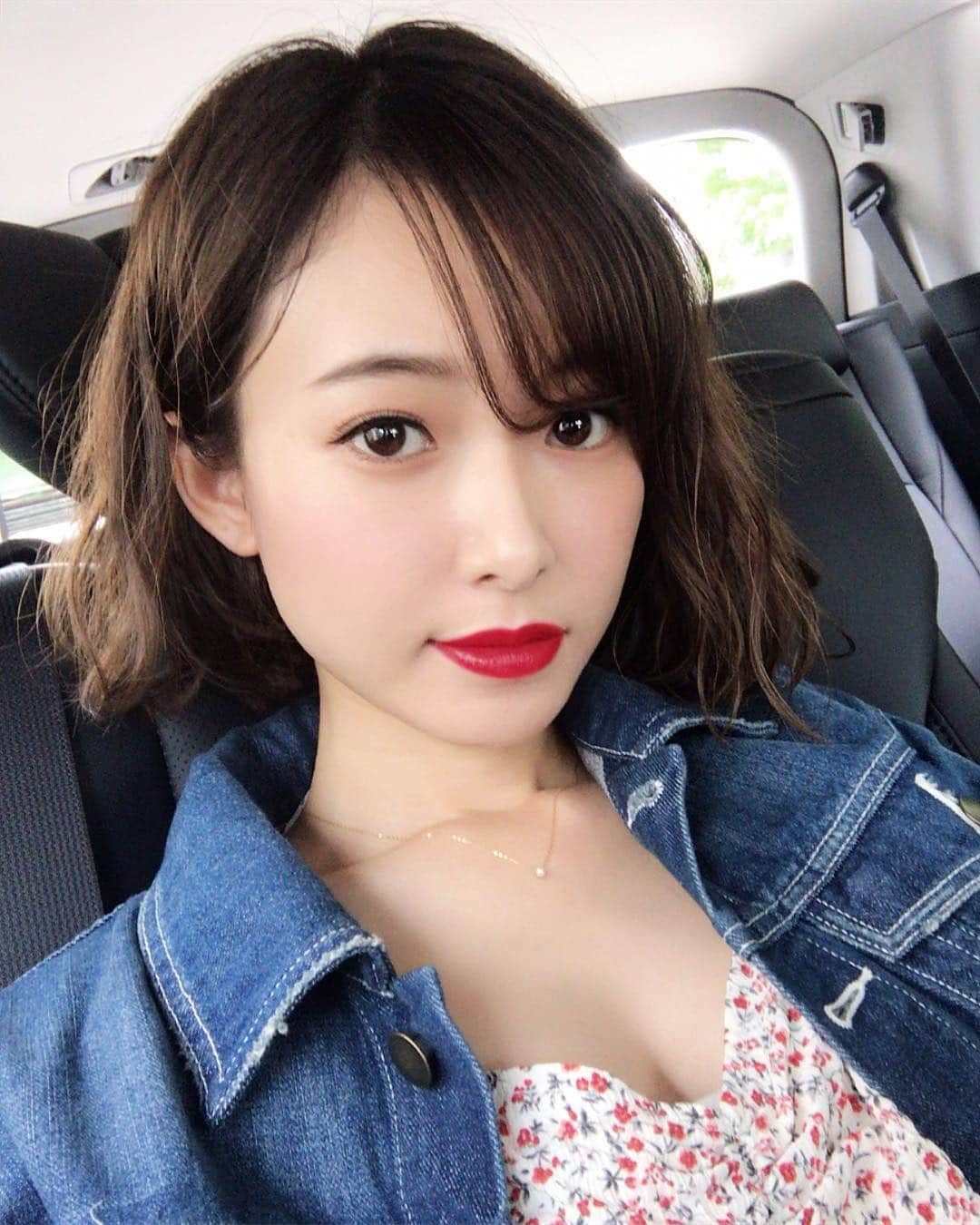 西川瑞希（みずきてぃ）さんのインスタグラム写真 - (西川瑞希（みずきてぃ）Instagram)「髪色はお気に入りの #ラベンダーアッシュ ♡美容院( @kate_omotesando )に行くたびにトリートメントも絶対やってもらうのですが、枝毛もなく"綺麗"を保てるのはそのお陰でもあります☺︎ . 重くなっていた分も軽くしてもらったからセットもしやすくなったよ〜！ちょっとだけなのに整えてもらうだけで全然見た目もバランスもセットのしやすさも変わるから不思議。こまめのケア継続しよ♡ . ちなみに昨日つけていた真っ赤なリップは @chanel.beauty #ルージュココフラッシュ #68 #ユルティム をしっかりめに塗り塗り。小花柄ワンピースのお花の色に合わせました🌹 . 今日はこれからイベント2日目ですっ🕊何を着ようかな、、直前まで悩みます// . #hair #haircolor #kateomotesando #mizukitotalbeauty #ヘアメンテナンス #ヘアカラー #トリートメント #ショートボブ」5月4日 12時09分 - mizuki_nishikawa_