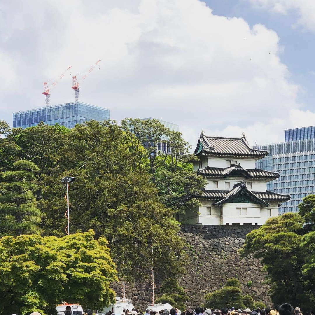 岡峰光舟さんのインスタグラム写真 - (岡峰光舟Instagram)「皇居一般参賀。 GW近所以外初めての遠出！ 天気も良くお顔もよく見えて最高でした！ 普段見れないところからの江戸城も美しかったです🏯 #一般参賀 #皇居 #江戸城」5月4日 12時11分 - kohshuokamine