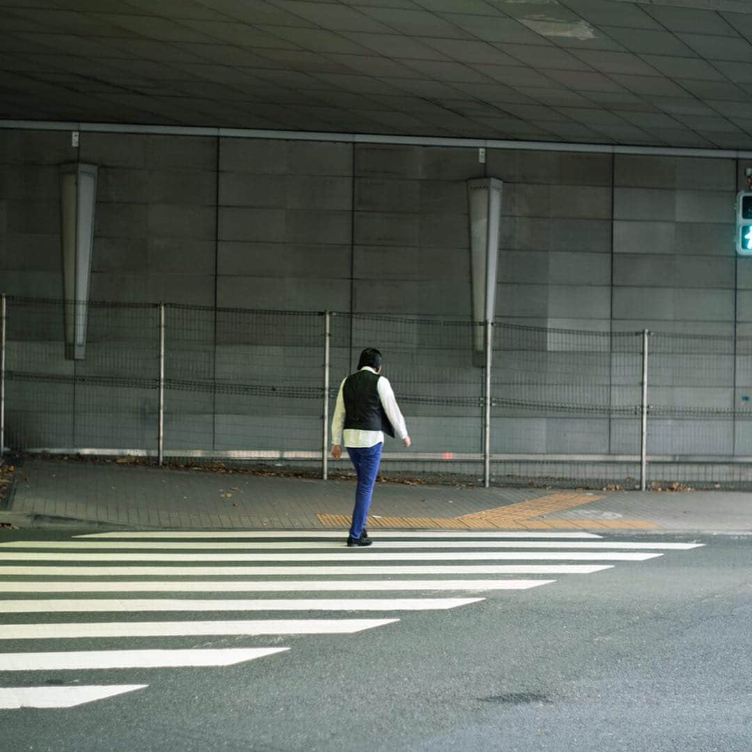 小澤慎一朗さんのインスタグラム写真 - (小澤慎一朗Instagram)「街中に溶け込んでみました。⑦  #ピスタチオ小澤 #ピスタチオ #街で遊ぶ人 #ポートレート #じわじわくる #信号待ち #待ってる時もこっち見てくる #交通ルールは守りましょう #playinginthecity #portrait #leica #横断歩道渡って #ピスタチオですっ #好感度上がっちゃう」5月4日 12時22分 - piszawa