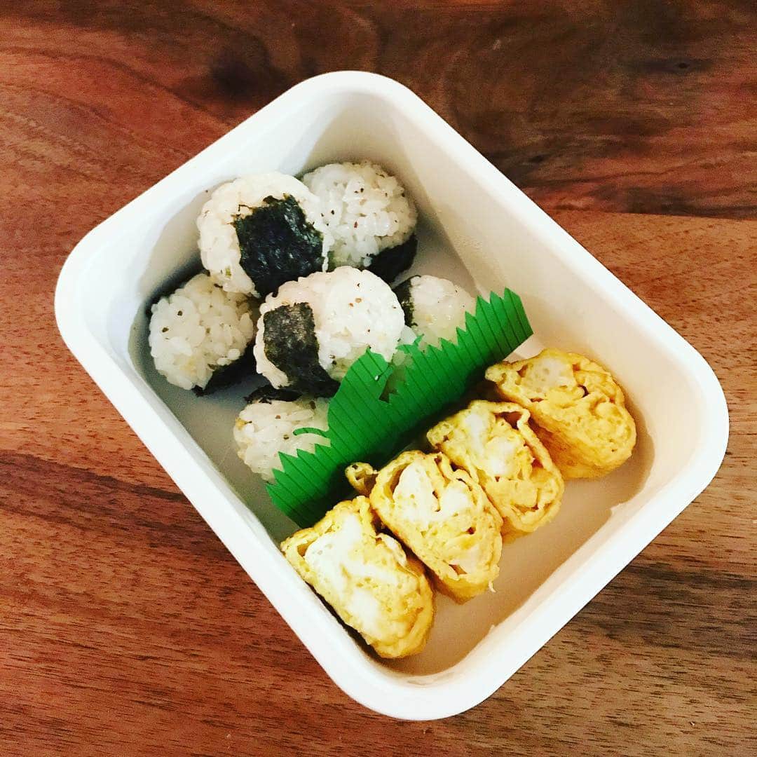 のインスタグラム：「お弁当✨ オーガニックの海藻ふりかけ＆豆乳とマヨの卵焼き。 まずは卵焼きから食べて、おにぎりもペロリと食べてくれました❤️ 最近は、見た目のインパクトも大事な気がします。おにぎり感、卵焼き感、お弁当感！ 色んなの、作ろう☺️❤️✨ #instagood #instafood #lunch #お弁当 #おにぎり #お出かけ #boy」