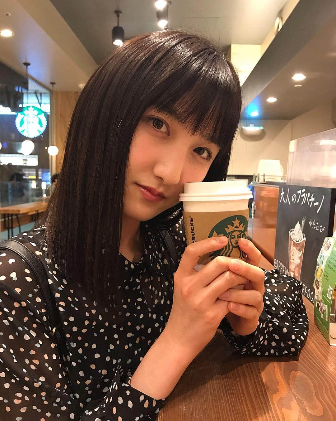 長友彩海さんのインスタグラム写真 - (長友彩海Instagram)「‪‪☺︎‬ イチゴまだ残ってたけど 寒くて飲むの諦めちゃった日。 まだレッドの方飲めてないの🥺 #starbucks #抹茶ティーラテ」5月4日 12時27分 - ayami.n_48