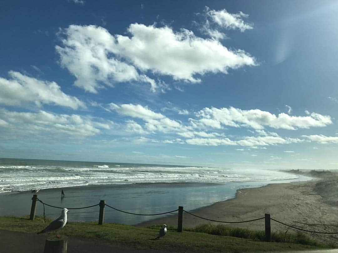 岡村咲さんのインスタグラム写真 - (岡村咲Instagram)「Muriwai Beach🏖 2回連続茶色の食べ物だったので、今日は過去に撮影した絶景で浄化します😂昨夜は頭痛が来て、夕方寝込みましたが、夜は少し楽になったので汗かきに行ってきました‼️体重全く落ちてませんが、ズボンは少し緩くなったかも‼️嬉しい‼️でも、浮腫は取れてません😱数ヶ月前は冬だったし、顔と手以外の浮腫はそんなに気にならなかったのになー💔GWも今日を入れて3日。悔いのないように楽しみましょう✨ #muriwaibeach」5月4日 12時27分 - sakiokamura_official