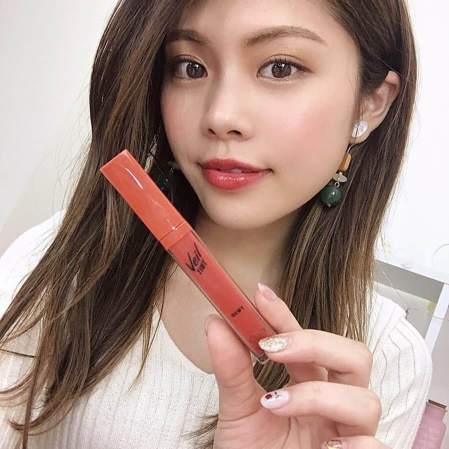 池田真子さんのインスタグラム写真 - (池田真子Instagram)「このリップ、前からお気に入りでよく使ってるねんけど、最近他のカラーも増えてテンション上がる。♡ ． ． ウォーターティントってムラになりやすかったり乾燥しやすかったりで苦手やったのに、これはムラになりにくいし乾燥しにくいし透明感のある発色で使いやすい！！ ． ． ． ずっと6番が可愛くて愛用してたけど、最近は1番も好き♪ ． ． ． ・クリオ ヴェール ティント デューイ  01 バーンアウト／02 マルーンブラッド／03 レッドルモア／04 カムリーペタル／05 コーラルムード／06 ローズミルクティー／07 サンディビーチ／08 タロローズ／09 プラムノワール (3枚目 01 使用) ． ． ． YouTubeで9色レビューしたよ。 可愛い色いっぱいでまたお気に入りが増えて嬉しい＊° ． ． ． クリオのコスメは好きなのいっぱいや！！ ． ． ． #clio #クリオ #ヴェールティントデューイ #リップ #韓国コスメ #お気に入り #プチプラコスメ #リップティント #メイク #韓国好きな人と繋がりたい #韓国コスメ大好き #愛用コスメ #インスタ映え #フォトジェニック #makoscosmetics #makoscosmetics #instagood #instacosmetics #love #korean #makeup #lfl #cliomakeup #뷰스타그램 #뷰스타그램 #메이크업 #화장 #화장품 #코덕」5月4日 12時30分 - mako_ikeda