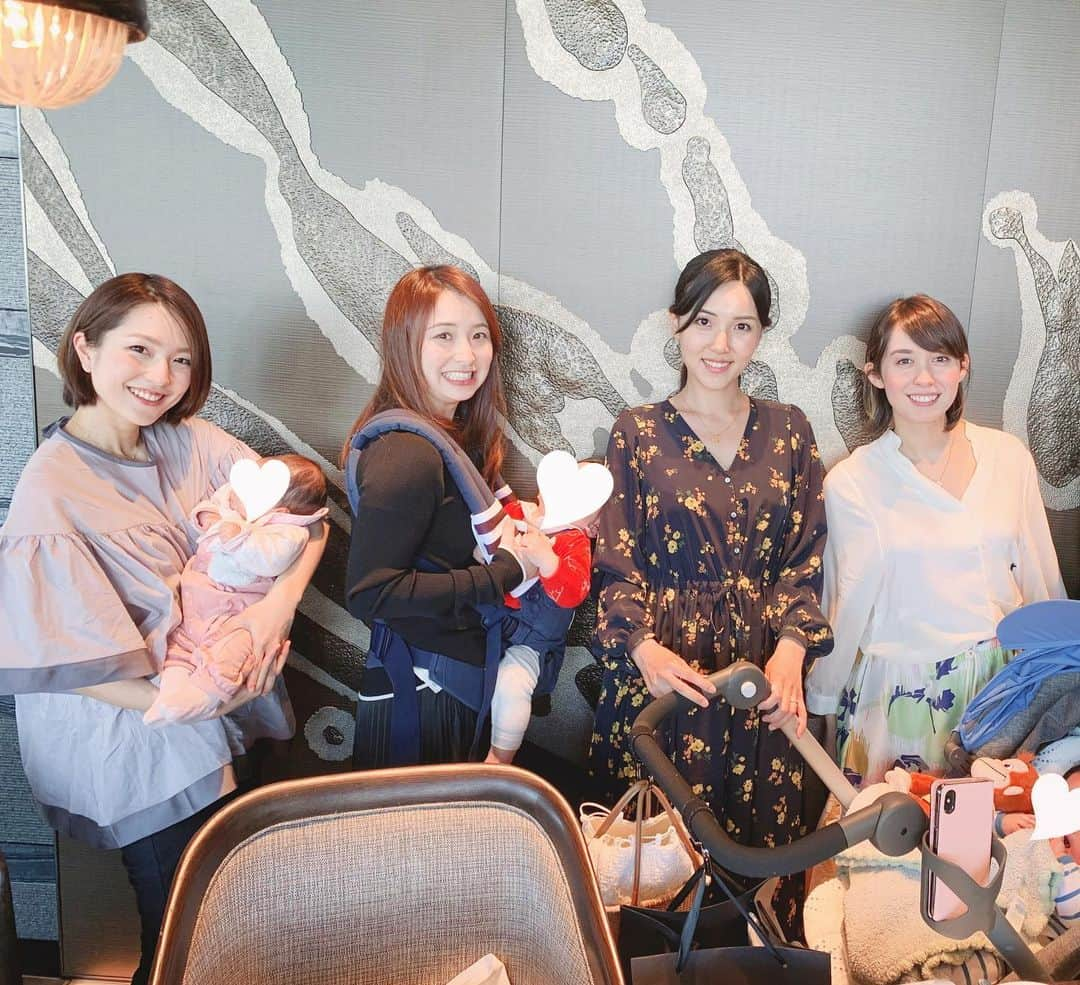 Remiさんのインスタグラム写真 - (RemiInstagram)「mum&baby gatherings🚼💛 最近のベビー会たち👶🏻 みんなママになっても変わらず美しくて惚れ惚れ💓 最近は大人より子供の数の方が多くなることも🍼 互いに情報交換したり励まし慰労し合える心強い同志です💪✨ . . 1,2枚目のtopsはお気に入りの @joliechambre 💓 袖や胸下のふわっとしたボリュームが可愛くて裾のラインが上品で、大人可愛く着られる1枚✨ 体型カバーも授乳もばっちり🙆‍♀️. . .  #ママ会 #ママコーデ #授乳服 #joliechambre #yokkodejoliechambre」5月4日 12時32分 - remi_912