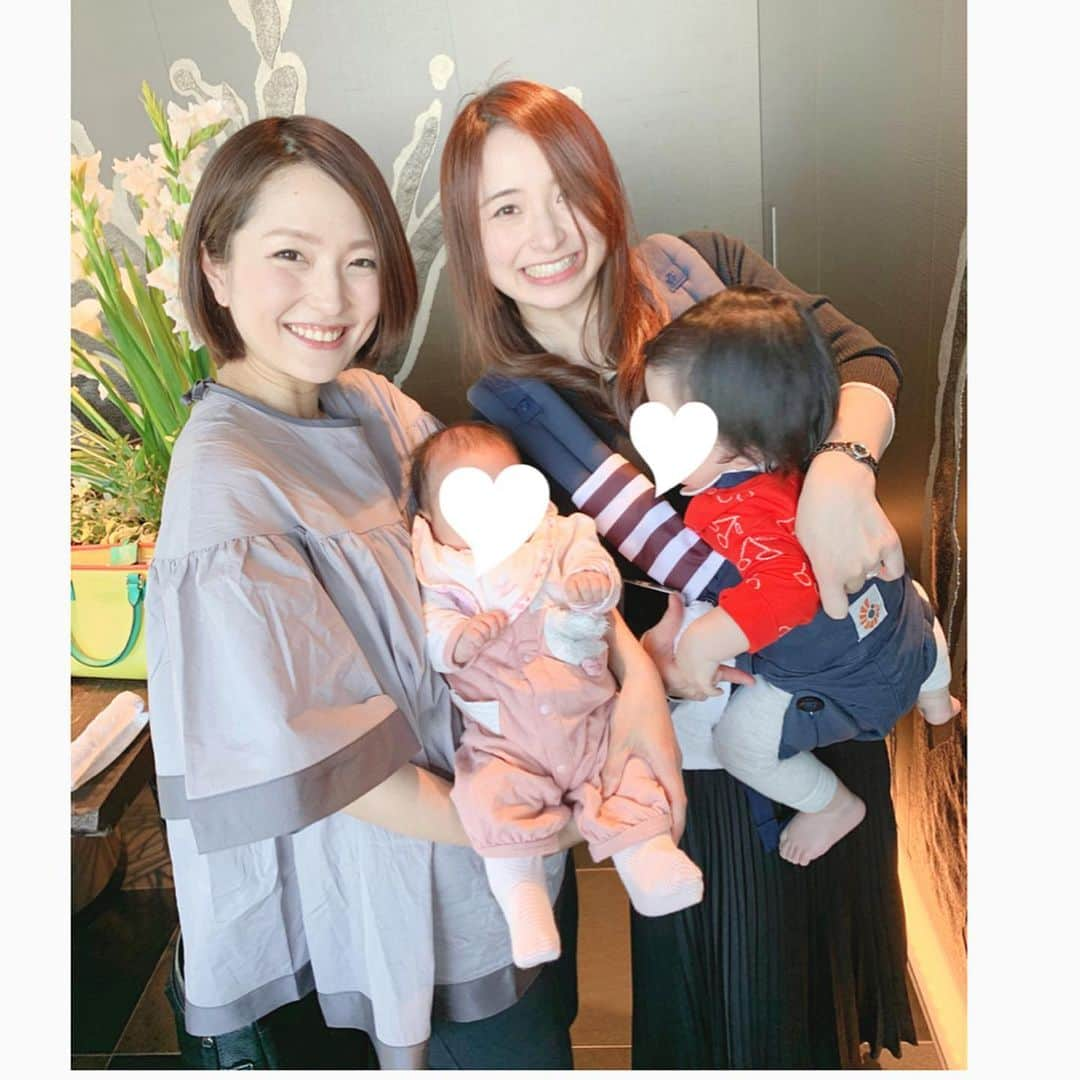 Remiさんのインスタグラム写真 - (RemiInstagram)「mum&baby gatherings🚼💛 最近のベビー会たち👶🏻 みんなママになっても変わらず美しくて惚れ惚れ💓 最近は大人より子供の数の方が多くなることも🍼 互いに情報交換したり励まし慰労し合える心強い同志です💪✨ . . 1,2枚目のtopsはお気に入りの @joliechambre 💓 袖や胸下のふわっとしたボリュームが可愛くて裾のラインが上品で、大人可愛く着られる1枚✨ 体型カバーも授乳もばっちり🙆‍♀️. . .  #ママ会 #ママコーデ #授乳服 #joliechambre #yokkodejoliechambre」5月4日 12時32分 - remi_912