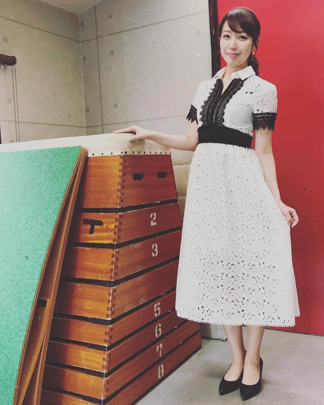 須黒清華のインスタグラム：「この後13時からは 「万年浪人応援バラエティ☆崖っぷちドリーマー」 . 婚活に1000回挑み続けるOLさん 3度目の東大受験や4度目の医学部受験に挑戦する学生さん モノマネのオーディションを受け続ける芸人さん など、様々な夢を追いかけ続ける人たちを応援する番組です🌟 好きなことに夢中になる、あの情熱を思い出せるかも⁉︎ #崖っぷちドリーマー #ビビる大木 さん #小峠英二 さん  衣装は#モンストーク #monstork  #テレビ東京」