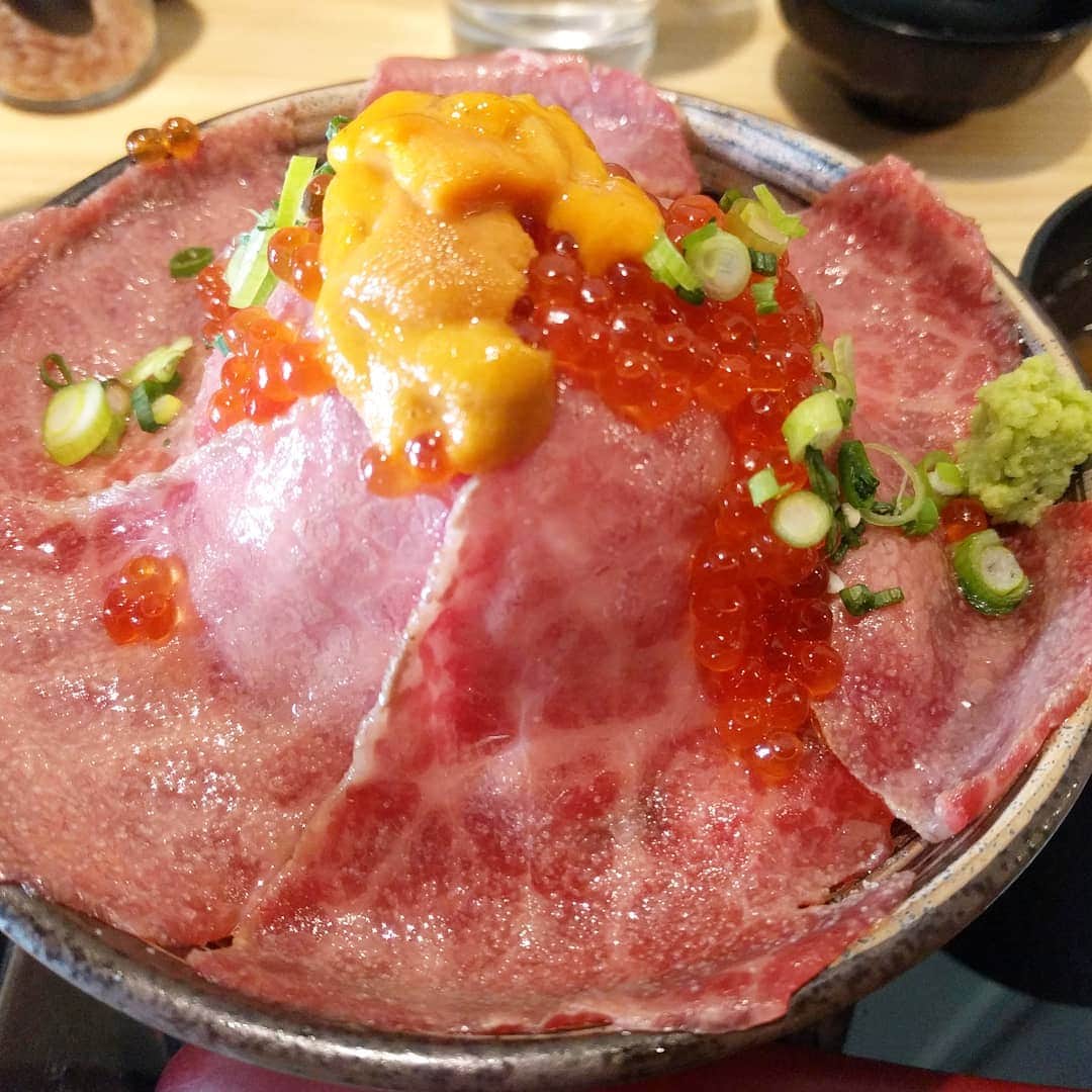 越中睦士さんのインスタグラム写真 - (越中睦士Instagram)「#肉とウニ #肉 #ウニ #最強丼」5月4日 12時37分 - makotokoshinaka