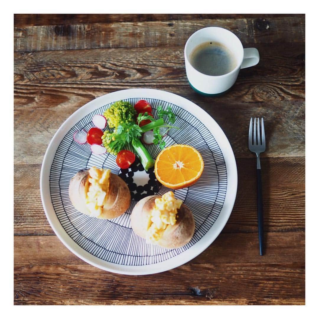 高山都さんのインスタグラム写真 - (高山都Instagram)「こんなに気持ちのいい天気なのに、なんだかうまくいかない時もある。 気持ちを上げたくて、新しいお皿を使った。 @marimekkojapan  #マリメッコと　#oivaモーメント たえちゃんのパンが甘くて美味しい😂 タマゴサンドによく合う。 #みやれゴハン #おうちごはん」5月4日 12時38分 - miyare38