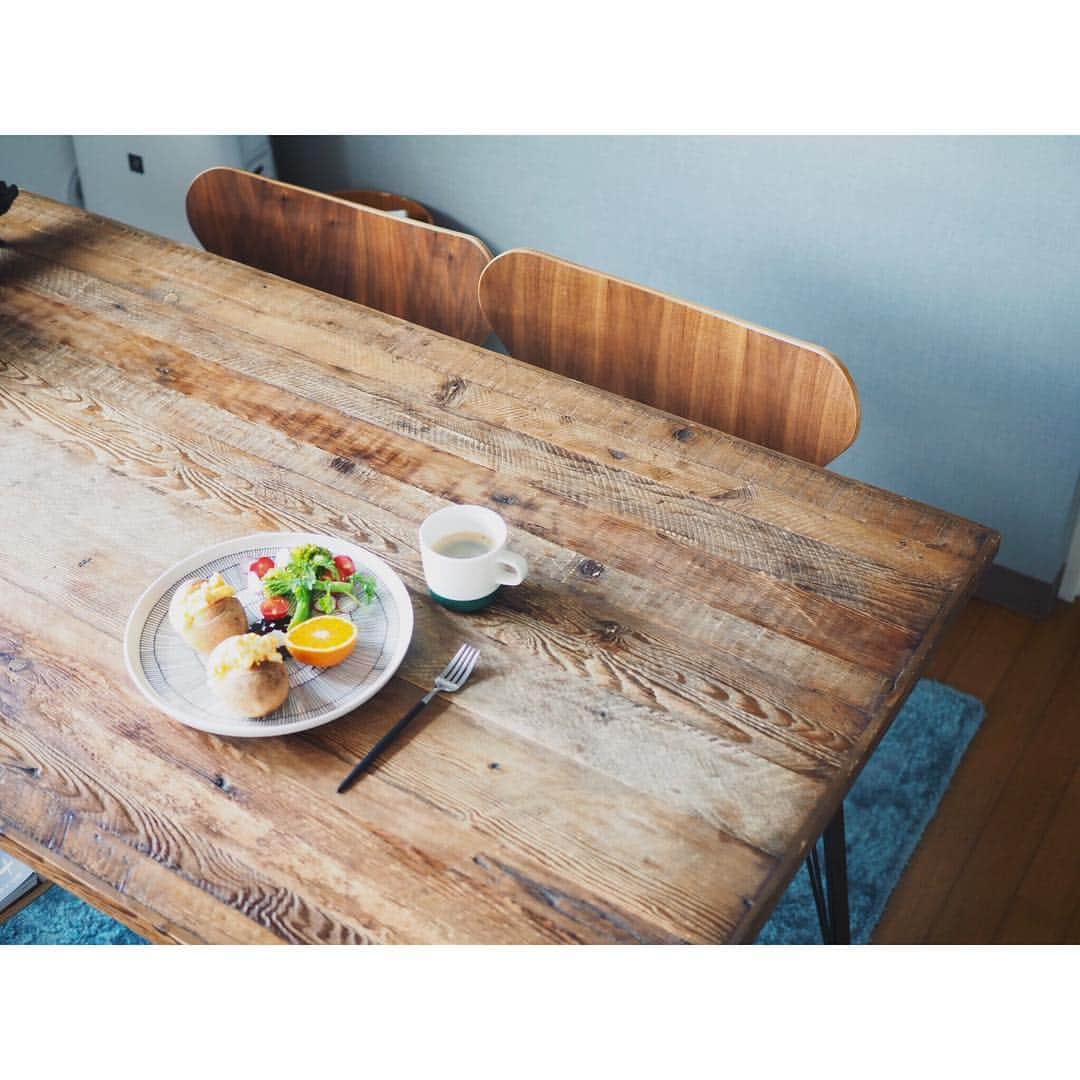 高山都さんのインスタグラム写真 - (高山都Instagram)「こんなに気持ちのいい天気なのに、なんだかうまくいかない時もある。 気持ちを上げたくて、新しいお皿を使った。 @marimekkojapan  #マリメッコと　#oivaモーメント たえちゃんのパンが甘くて美味しい😂 タマゴサンドによく合う。 #みやれゴハン #おうちごはん」5月4日 12時38分 - miyare38