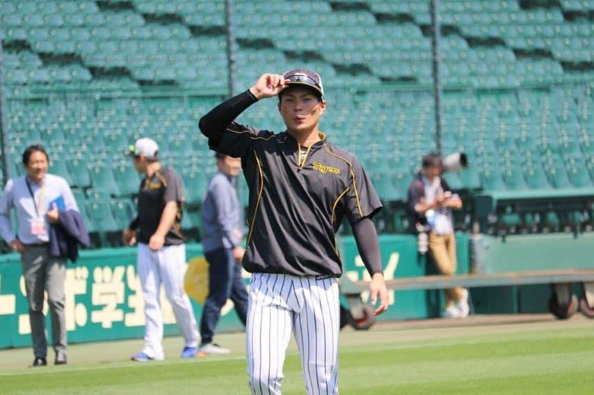 阪神タイガースさんのインスタグラム写真 - (阪神タイガースInstagram)「W-upでグラウンドに出てきた北條選手。遠くからカメラで狙ってみたら… #北條史也 選手  #口笛吹いて登場？  #カメラに気づいて #今日の日差しキツイなぁ #🤣 #サービス精神旺盛  #阪神タイガース」5月4日 12時44分 - hanshintigers_official