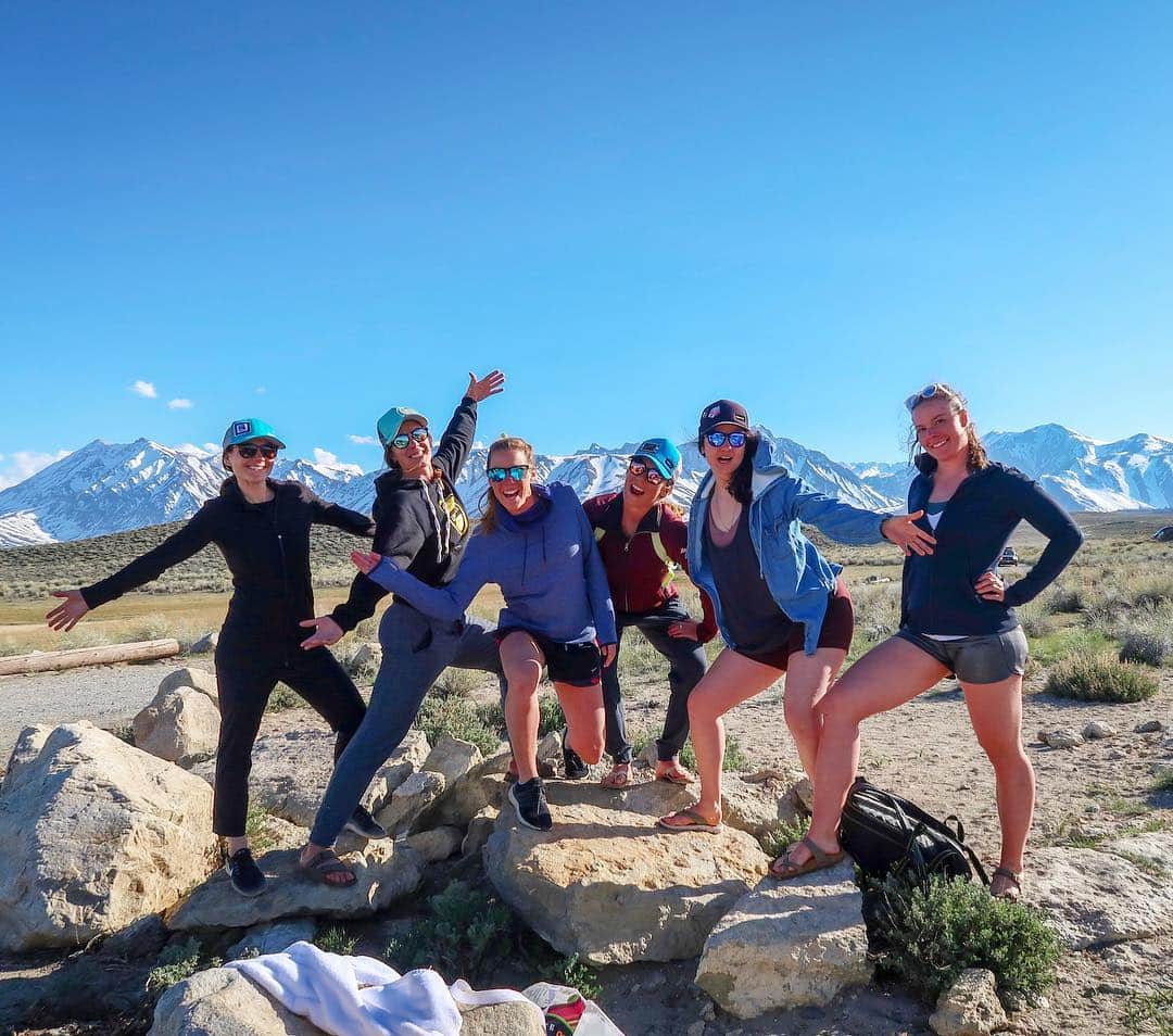 ミカエラ・シフリンのインスタグラム：「We out here... ...blocking the view of the mountains🤷‍♀️💃😝🙌🤪 (📸 @breezyjohnsonski)」