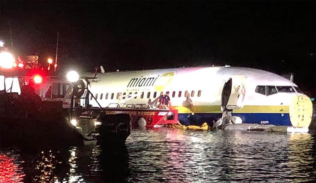 NBC Newsさんのインスタグラム写真 - (NBC NewsInstagram)「A jetliner slid off a runway and into a river in #Florida's #Jacksonville area, officials said. . The plane, a #Boeing 737 said to be carrying about 150 people, hit rough weather on its way in and slid off the runway, an aviation source told @nbcnews. Click the link in our bio for more. . 📷 Jax Sheriff's Office」5月4日 12時46分 - nbcnews