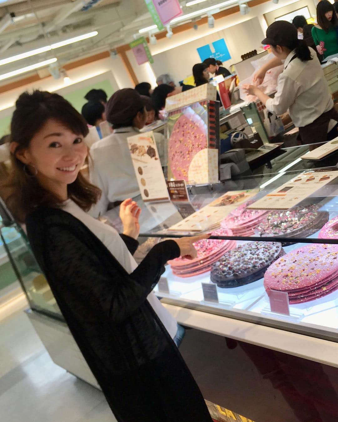 荒生暁子さんのインスタグラム写真 - (荒生暁子Instagram)「連休後半は大阪です。 関テレ見上げてお散歩したり 阪神百貨店のモンロワールは必須❤️ #大阪滞在#大阪スイーツ#阪急百貨店#モンロワール#パコちゃん#お散歩#愛犬#トイプードル」5月4日 12時47分 - akikoarao0904
