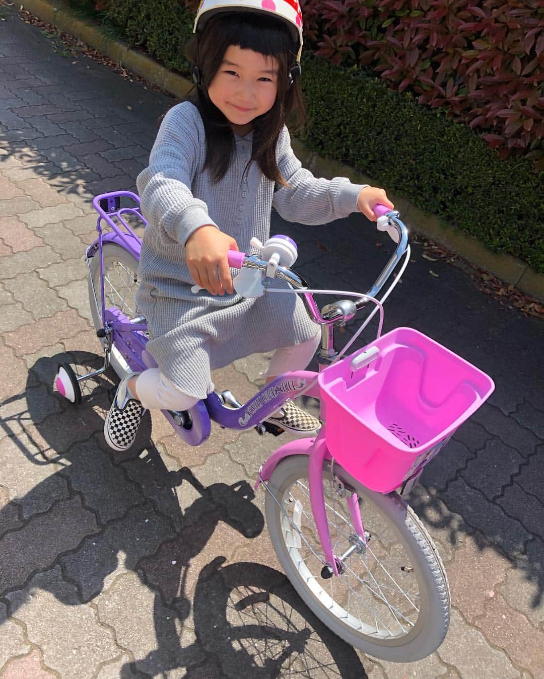 Chieさんのインスタグラム写真 - (ChieInstagram)「遅ればせながら… はな自転車デビューしました🚴  はなは大好きな紫とピンク💜💖に大喜び🙌🏼これからはソフィアと一緒にお出かけが楽しみだね☺️✌️ ディズニーデザインのポップな幼児車がカインズに初登場✨ 小売業会社では初めてとなる、ディズニーデザインの幼児車です。 初めて自転車に乗るお子様でも安心して乗れるように設計されているそうです👌🏻 フレーム部分はS型設計ですので、乗り降りするときも安全⚠️ ハンドル、ブレーキ部分には安全面を考慮した部品がついているとの事です。  #自転車 #自転車デビュー #自転車でお出かけ #幼児車ディズニー #ディズニー #disney #PR #cainz #cainzhome #カインズ #カインズホーム #くらしにららら」5月4日 12時57分 - tiem415