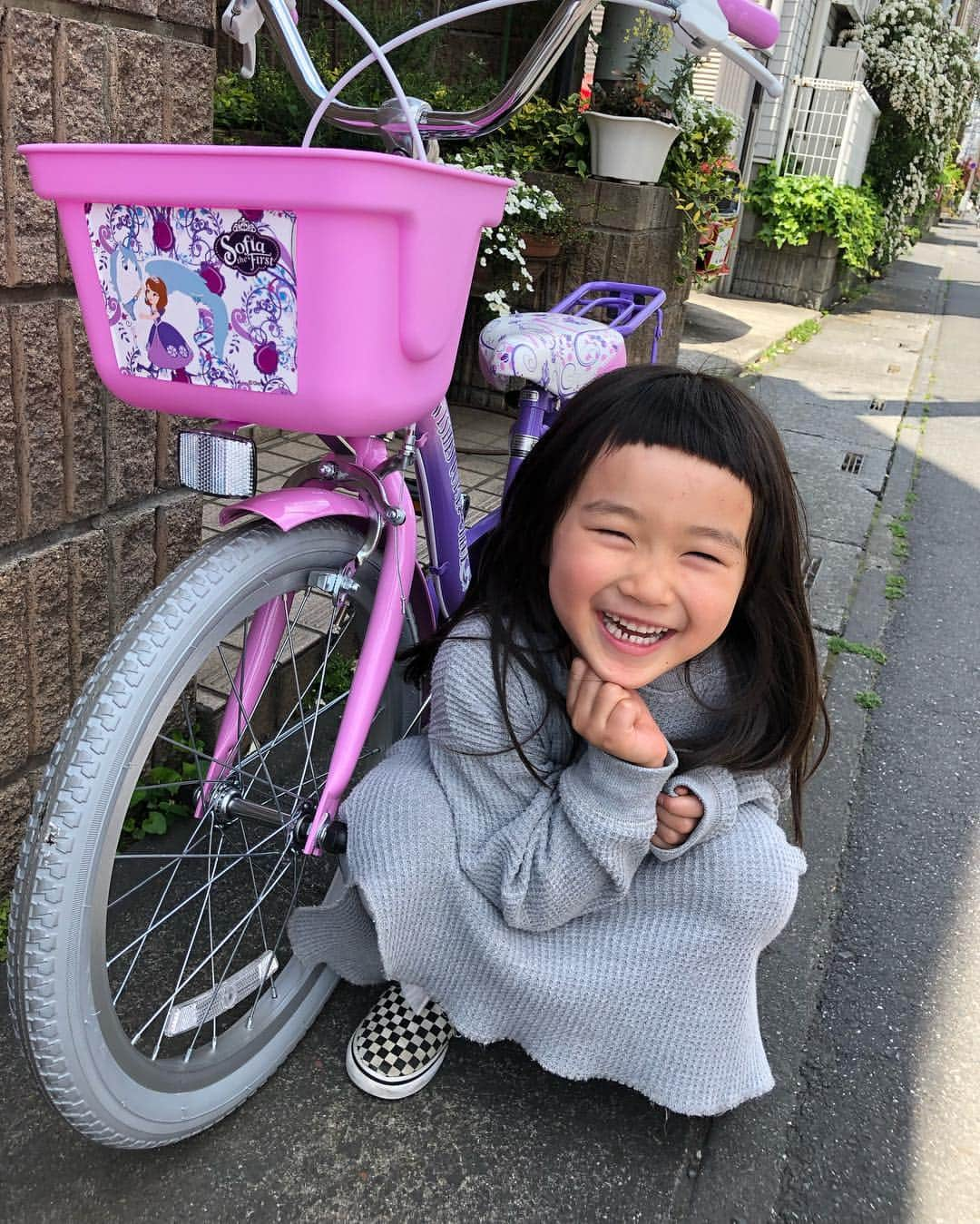 Chieのインスタグラム：「遅ればせながら… はな自転車デビューしました🚴  はなは大好きな紫とピンク💜💖に大喜び🙌🏼これからはソフィアと一緒にお出かけが楽しみだね☺️✌️ ディズニーデザインのポップな幼児車がカインズに初登場✨ 小売業会社では初めてとなる、ディズニーデザインの幼児車です。 初めて自転車に乗るお子様でも安心して乗れるように設計されているそうです👌🏻 フレーム部分はS型設計ですので、乗り降りするときも安全⚠️ ハンドル、ブレーキ部分には安全面を考慮した部品がついているとの事です。  #自転車 #自転車デビュー #自転車でお出かけ #幼児車ディズニー #ディズニー #disney #PR #cainz #cainzhome #カインズ #カインズホーム #くらしにららら」